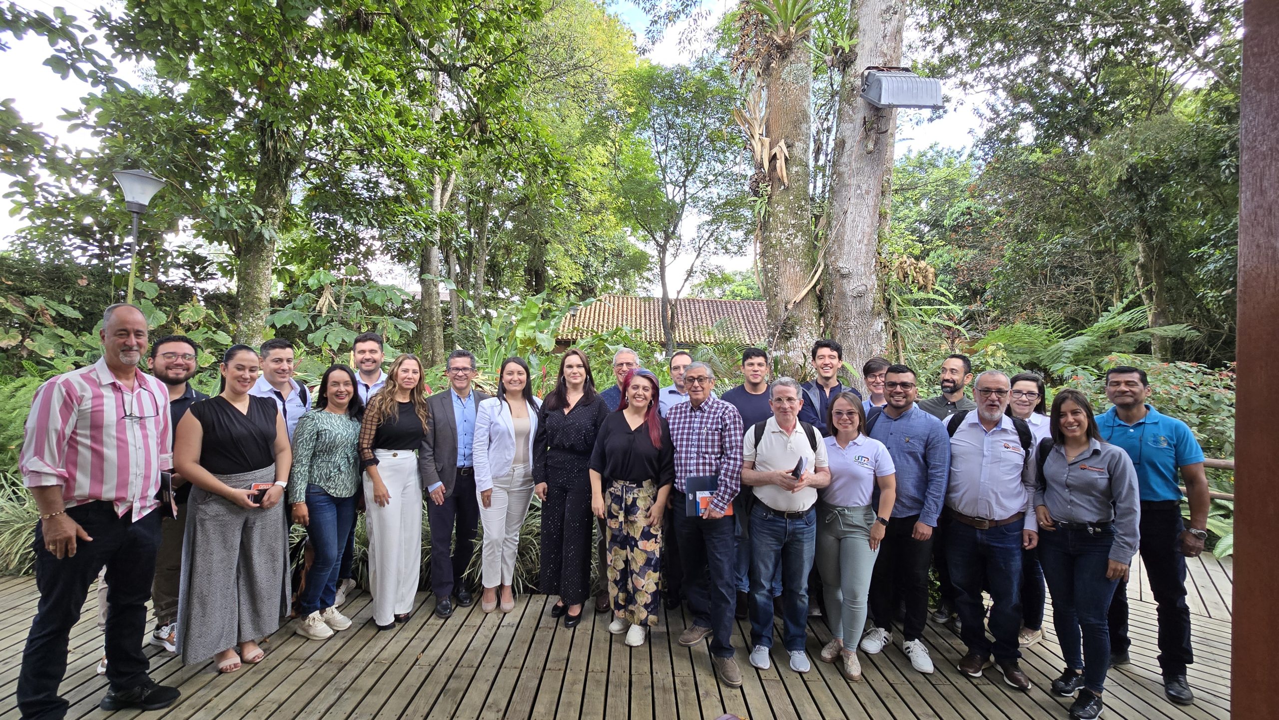En un ambiente de diálogo y colaboración, la Facultad de Mecánica Aplicada, el programa de Ingeniería Civil, la Asociación de Egresados de la Universidad Tecnológica de Pereira (ASEUTP) y la Vicerrectoría de Investigaciones, Innovación y Extensión de la UTP, compartieron un espacio significativo con representantes del sector de la construcción durante el Encuentro con Empleadores, un evento que contó con la presencia del rector de la universidad, Luis Fernando Gaviria Trujillo.
