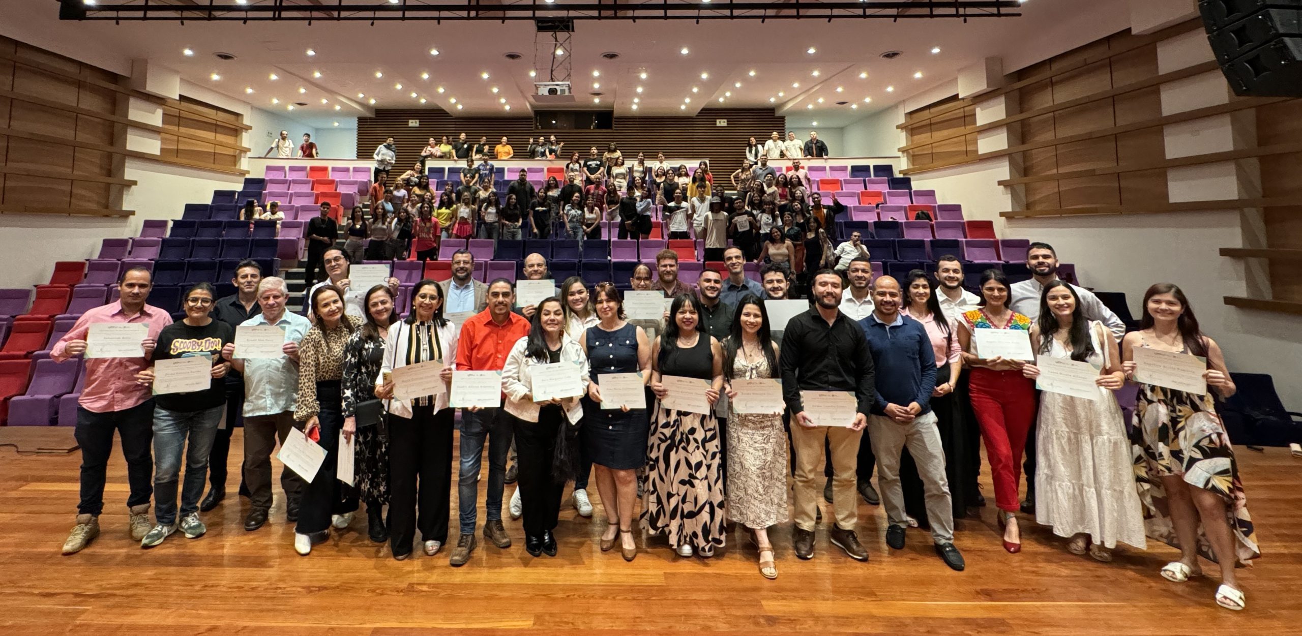 El programa de Licenciatura en Bilingüismo de la Universidad Tecnológica de Pereira celebra sus 20 años de existencia, marcando dos décadas de logros y contribuciones significativas al campo educativo. Como el único programa de su tipo como licenciatura en bilingüismo en una universidad pública de Colombia, este aniversario resalta la importancia de un proyecto que ha impactado a más de 1.100 egresados y sigue formando a 700 estudiantes actualmente matriculados.