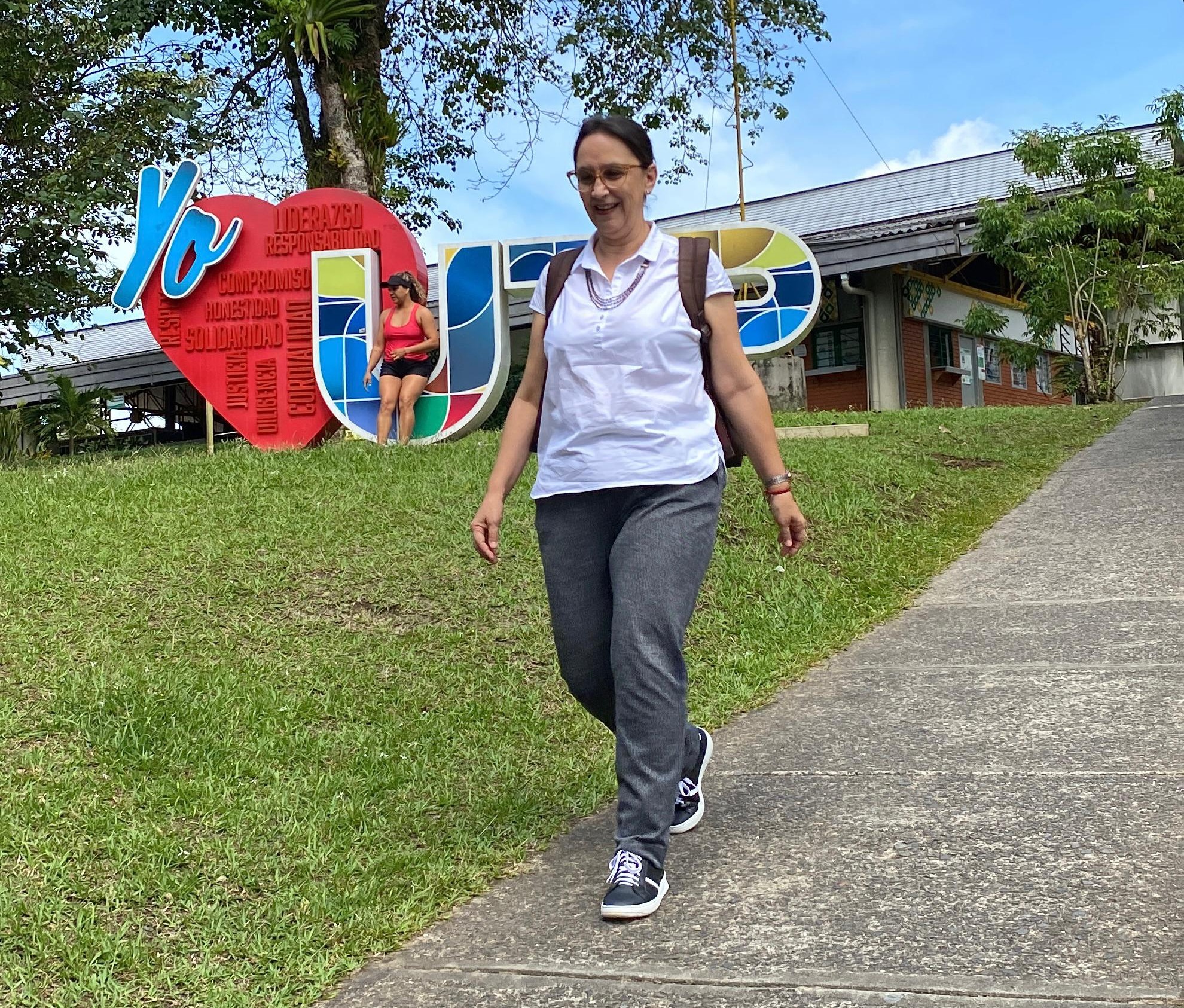 Ana María López Gutiérrez siempre sonríe. Es de esas personas que, al hablar, transmiten una mezcla de sabiduría, calidez y pasión por lo que hacen. Su historia en la Universidad Tecnológica de Pereira no es solo la de una docente, sino la de una mujer que ha sembrado conocimiento, afecto y compromiso en cada rincón por donde ha pasado.