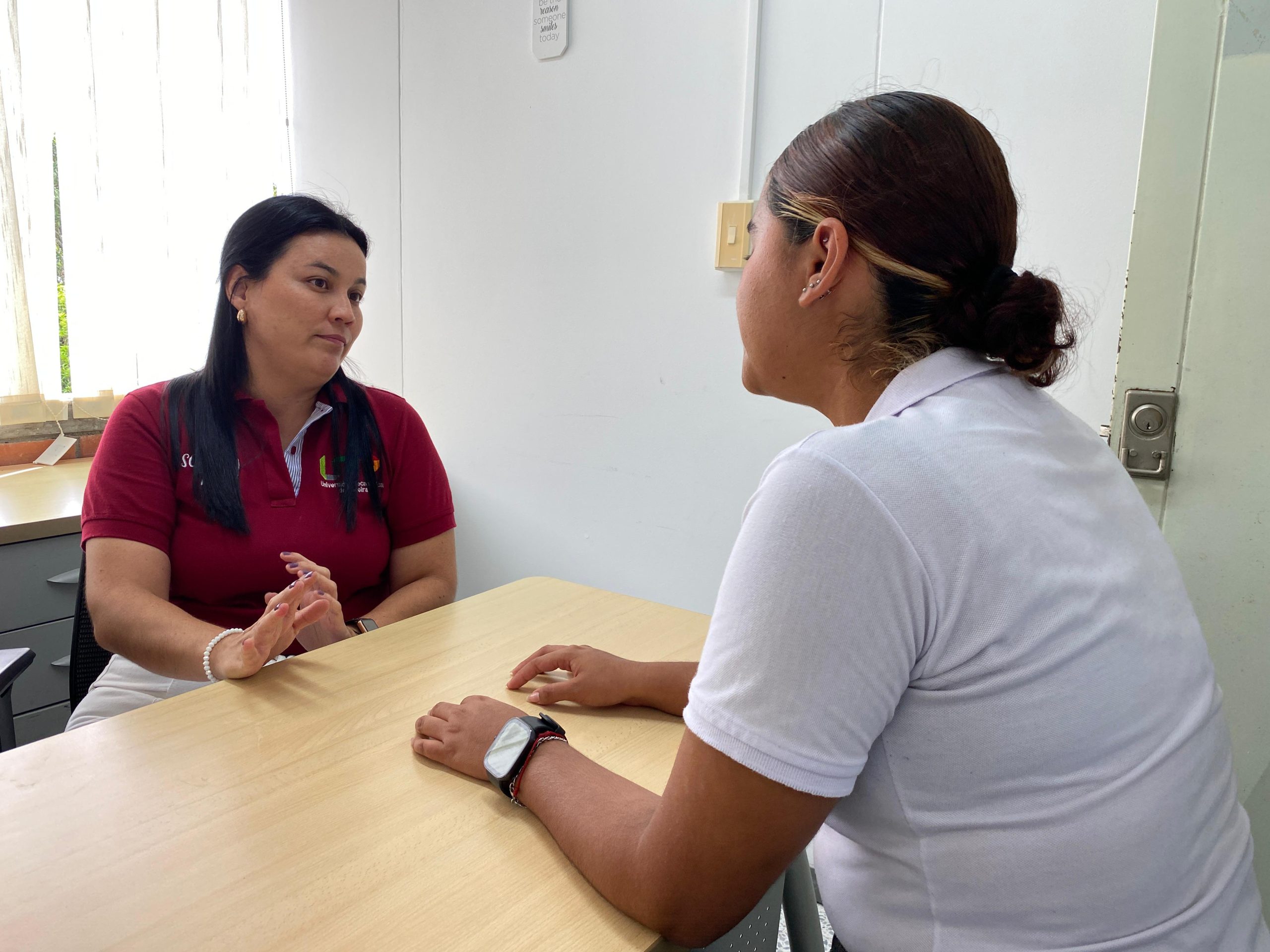 Lilian María Moreno Charry, profesional del Programa de Acompañamiento Integral (PAI) adscrito a la Vicerrectoría de Responsabilidad Social y Bienestar Universitario, es el rostro cercano que acompaña día a día a estudiantes, docentes y administrativos de la Facultad de Ciencias Empresariales en sus procesos académicos, personales y formativos. Su labor, discreta pero esencial, encarna el espíritu humanista y transformador que la UTP promueve desde cada rincón de su campus.
