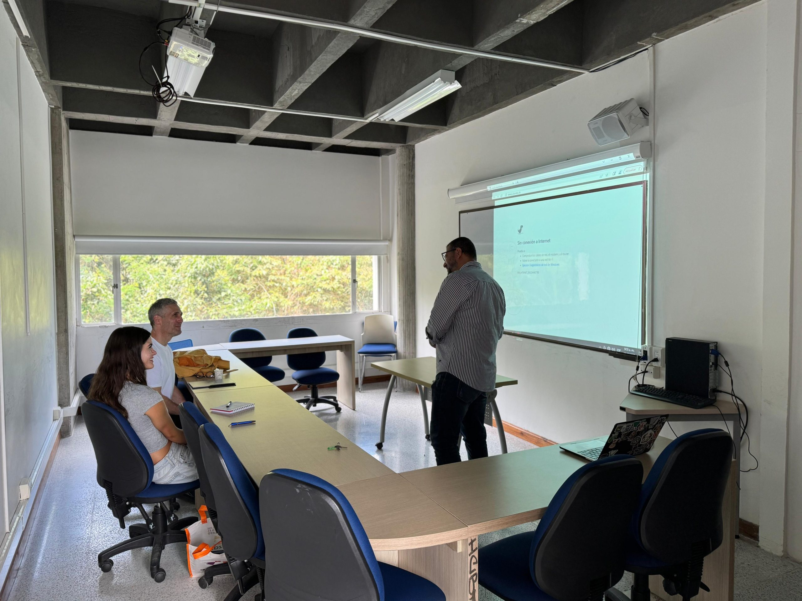 La Facultad de Bellas Artes y Humanidades de la Universidad Tecnológica de Pereira ofrece un curso de español para extranjeros, este se ha convertido en una ventana cultural y lingüística que trasciende el aula. Diseñado desde la oficina de extensión de la Licenciatura en Artes Visuales, este programa ha venido consolidándose desde 2018 como una experiencia de inmersión única, donde el idioma se aprende viviéndolo.