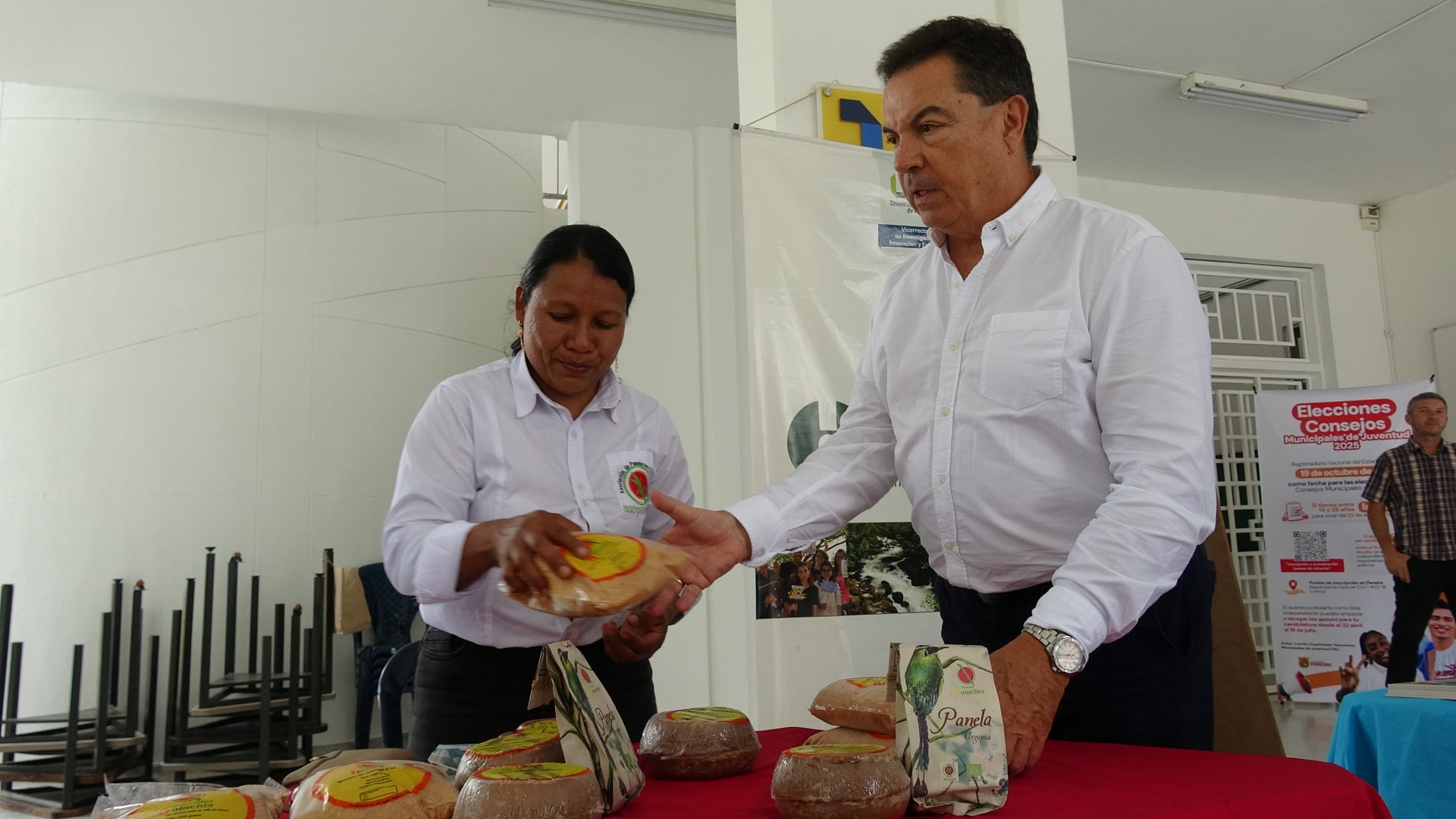 En una jornada organizada por el Centro de Gestión Ambiental de la Universidad Tecnológica de Pereira, en alianza con ASOPANELA y APECAFEQ, se llevó a cabo una pausa informativa y sensorial que permitió a administrativos de la institución degustar café especial proveniente de Quinchía, Risaralda.