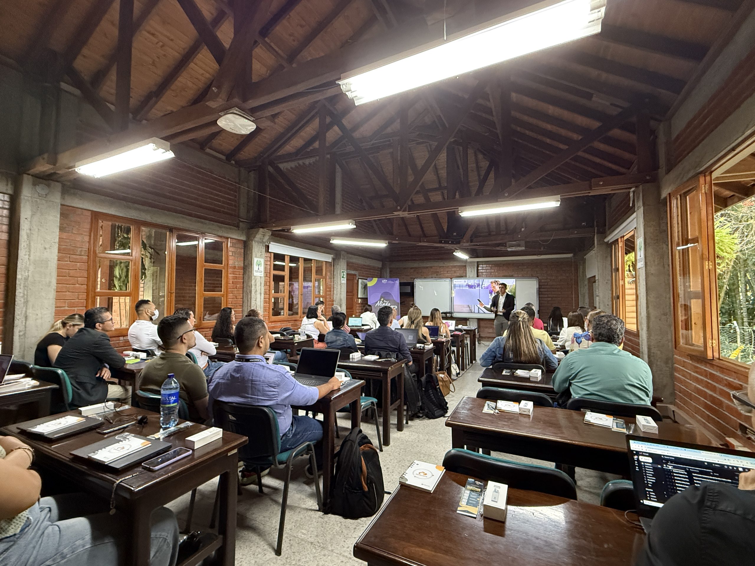 En el marco de la estrategia SoyAliadoUTP, la Vicerrectoría de Investigaciones, Innovación y Extensión de la Universidad Tecnológica de Pereira desarrolló el taller "Empresas que lideran la Inteligencia Artificial: Transformación, Eficiencia y Futuro", una apuesta institucional por promover la innovación, el uso de tecnologías emergentes y el fortalecimiento del vínculo entre la Universidad y el sector productivo regional.