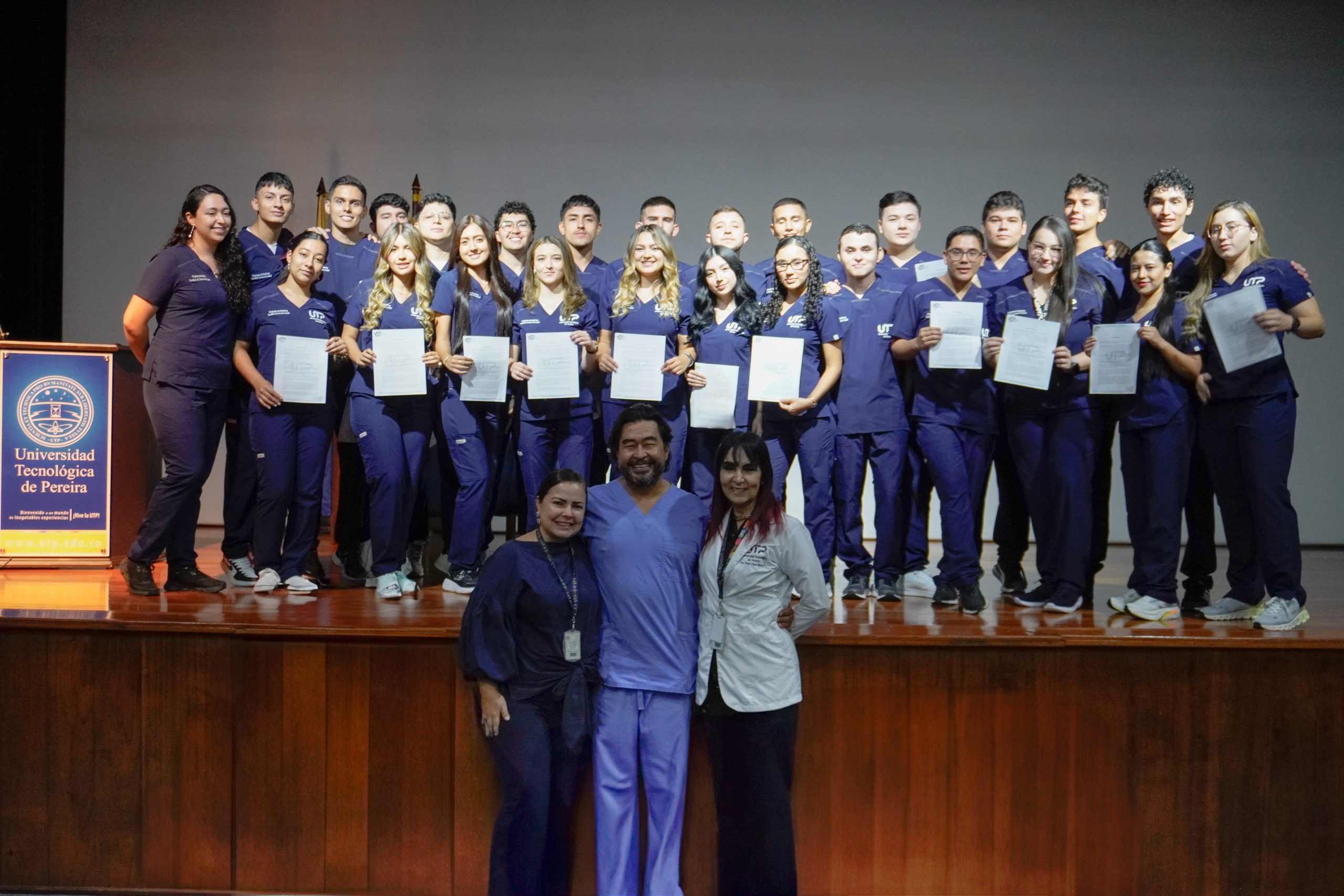 En un acto simbólico cargado de responsabilidad y sensibilidad, los estudiantes de quinto semestre de Medicina de la Facultad de Ciencias de la Salud de la Universidad Tecnológica de Pereira participaron en la tradicional ceremonia de compromiso, evento que marca el inicio de su tránsito hacia las ciencias clínicas.