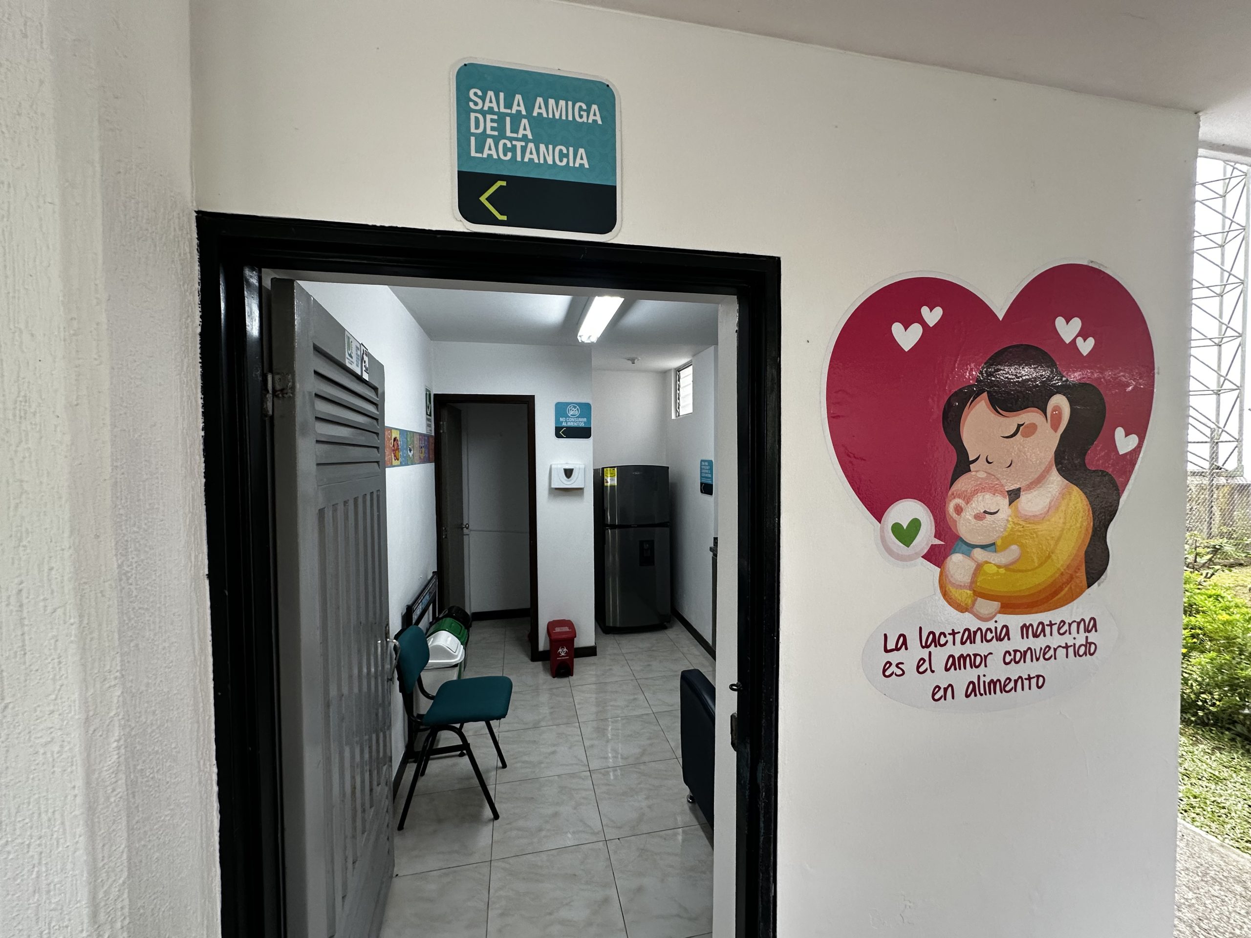 Como parte del cumplimiento de la estrategia nacional para la operación de las Salas Amigas de la Familia Lactante del Entorno Laboral, la Universidad Tecnológica de Pereira puso en funcionamiento un espacio exclusivo y adecuado para la extracción y conservación de leche materna, garantizando así el bienestar de las madres lactantes de la comunidad universitaria.