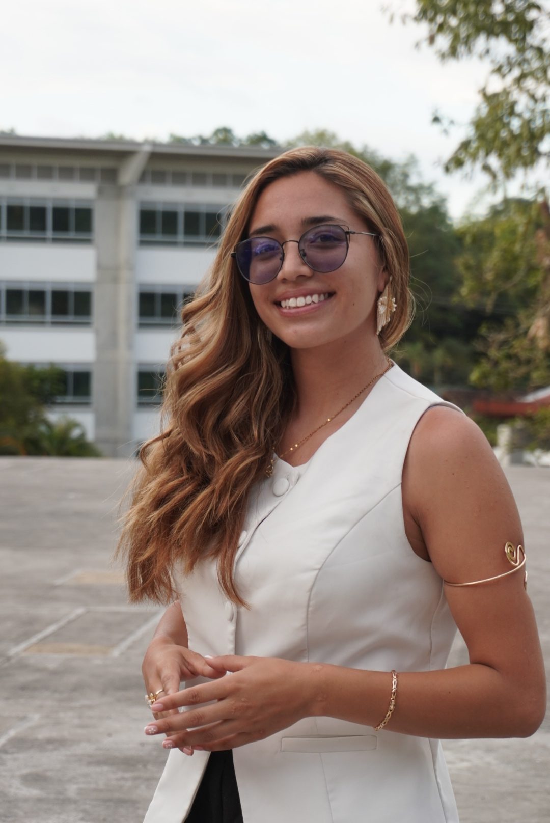Laura Valentina Pinilla Orjuela es estudiante de décimo semestre de la Licenciatura en Tecnología de la Facultad de Ciencias de la Educación. Tiene 20 años, pero su historia académica ya recorre dos países, múltiples escenarios de formación y una vocación por compartir todo lo que ha aprendido en el camino.