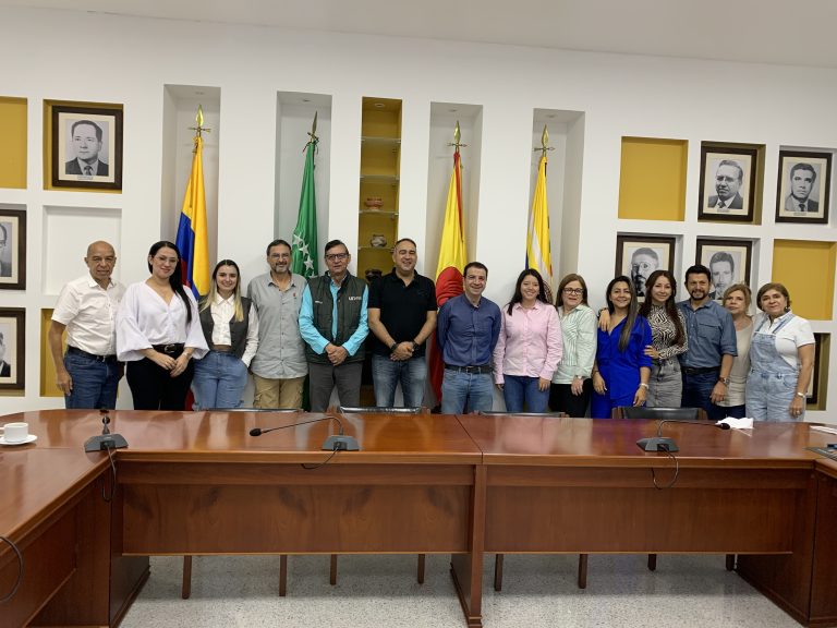 La Universidad Tecnológica de Pereira recibió la visita del Doctor Salim Chalela Naffa, director técnico encargado de Innovación y Desarrollo Empresarial del Departamento Nacional de Planeación (DNP), quien conoció de primera mano el avance del Centro de Ciencia de Biodiversidad e Innovación (CIBI). Durante su recorrido, destacó el impacto que esta iniciativa tendrá en la ciencia, la educación y el turismo de la región.