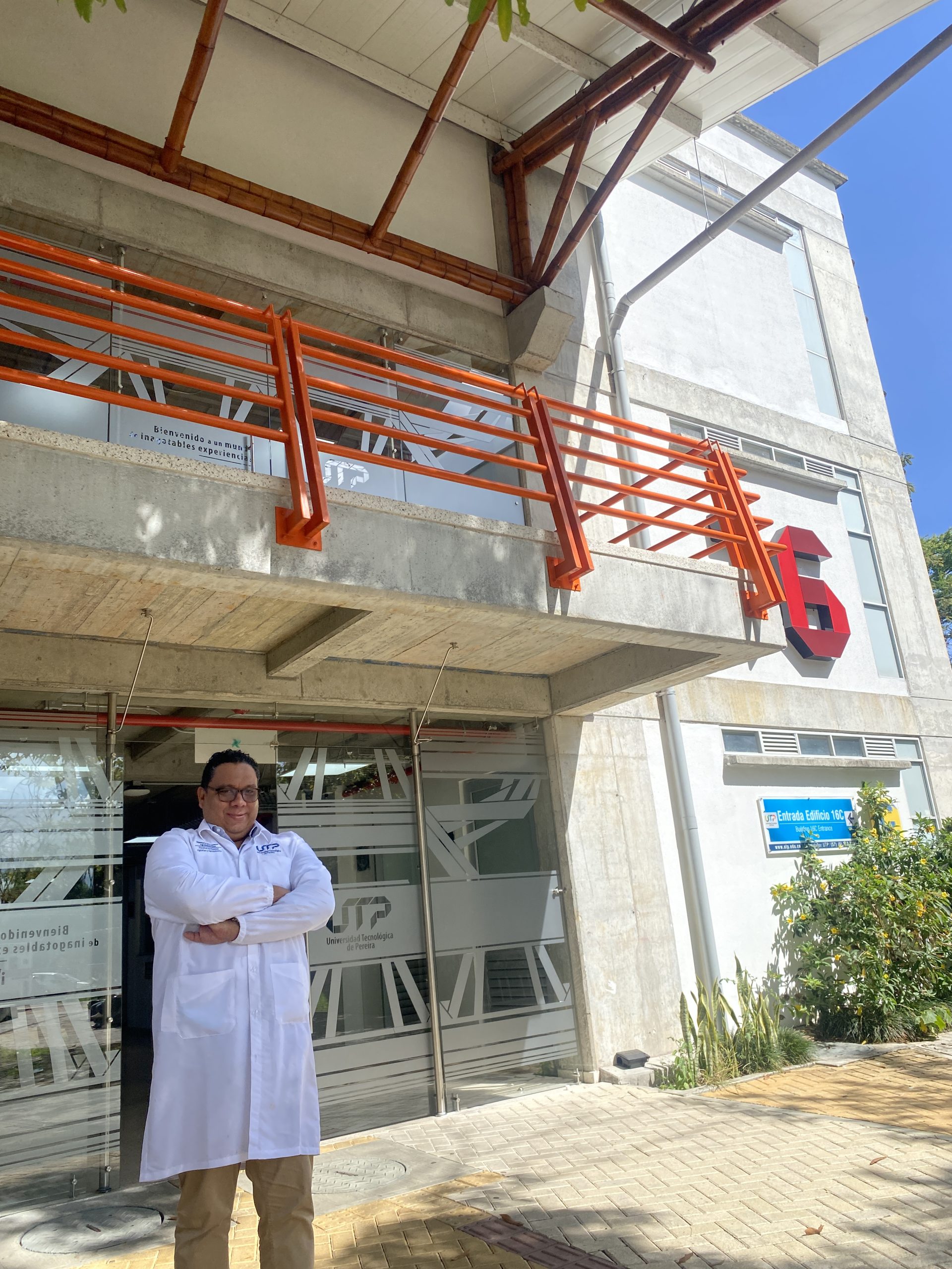 La historia de Jorge Iván Quintero en la Universidad Tecnológica de Pereira está marcada por esfuerzo, visión y una convicción profunda en el potencial del campo. Hoy es el director del programa de Ingeniería en Procesos Agroindustriales, pero su recorrido se remonta al año 2015, cuando fue contratado para diseñar los laboratorios de lo que más adelante sería el Centro de Desarrollo Tecnológico con enfoque en Agroindustria (CDTA).