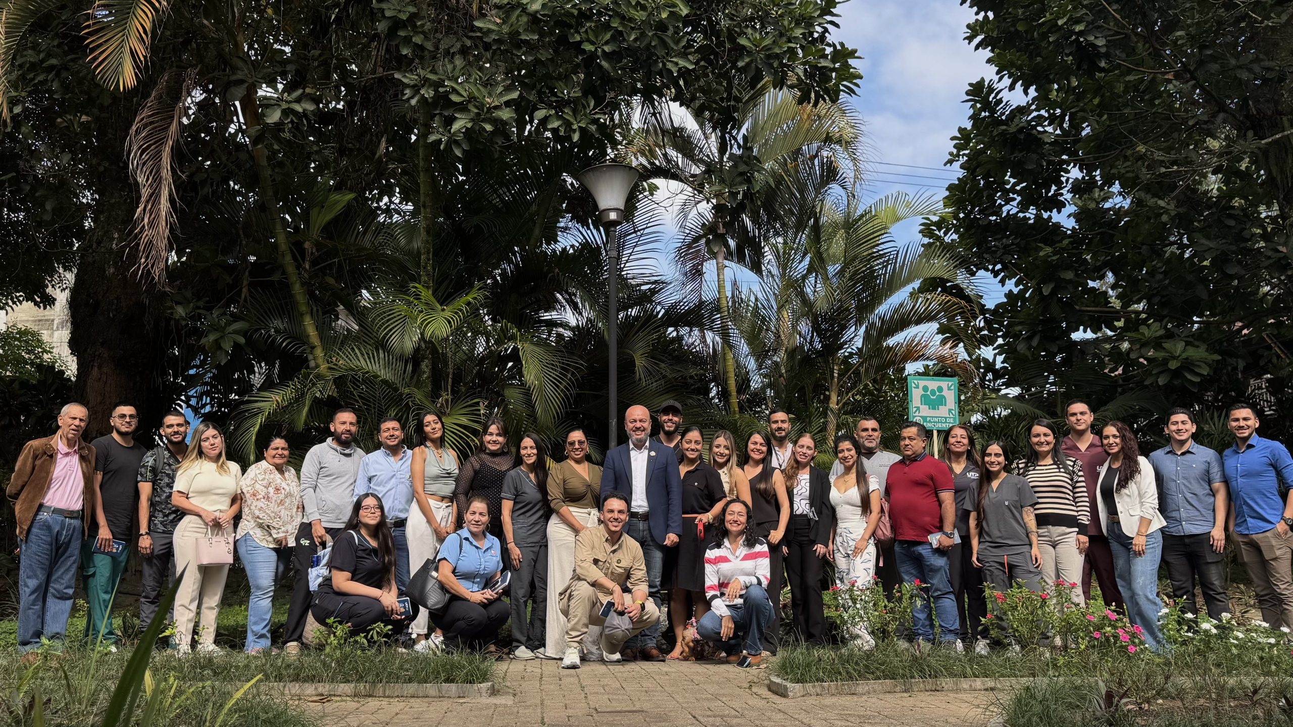 En un ambiente de colaboración y proyección académica, la Asociación de Egresados de la Universidad Tecnológica de Pereira en articulación con la Facultad de Ciencias de la Salud y su programa de Medicina Veterinaria y Zootecnia, en apoyo con el Jardín Botánico, lideraron un encuentro con empresarios y aliados estratégicos del sector, con el objetivo de consolidar relaciones, recoger retroalimentación valiosa y proyectar nuevas oportunidades para la formación integral de sus estudiantes y egresados.
