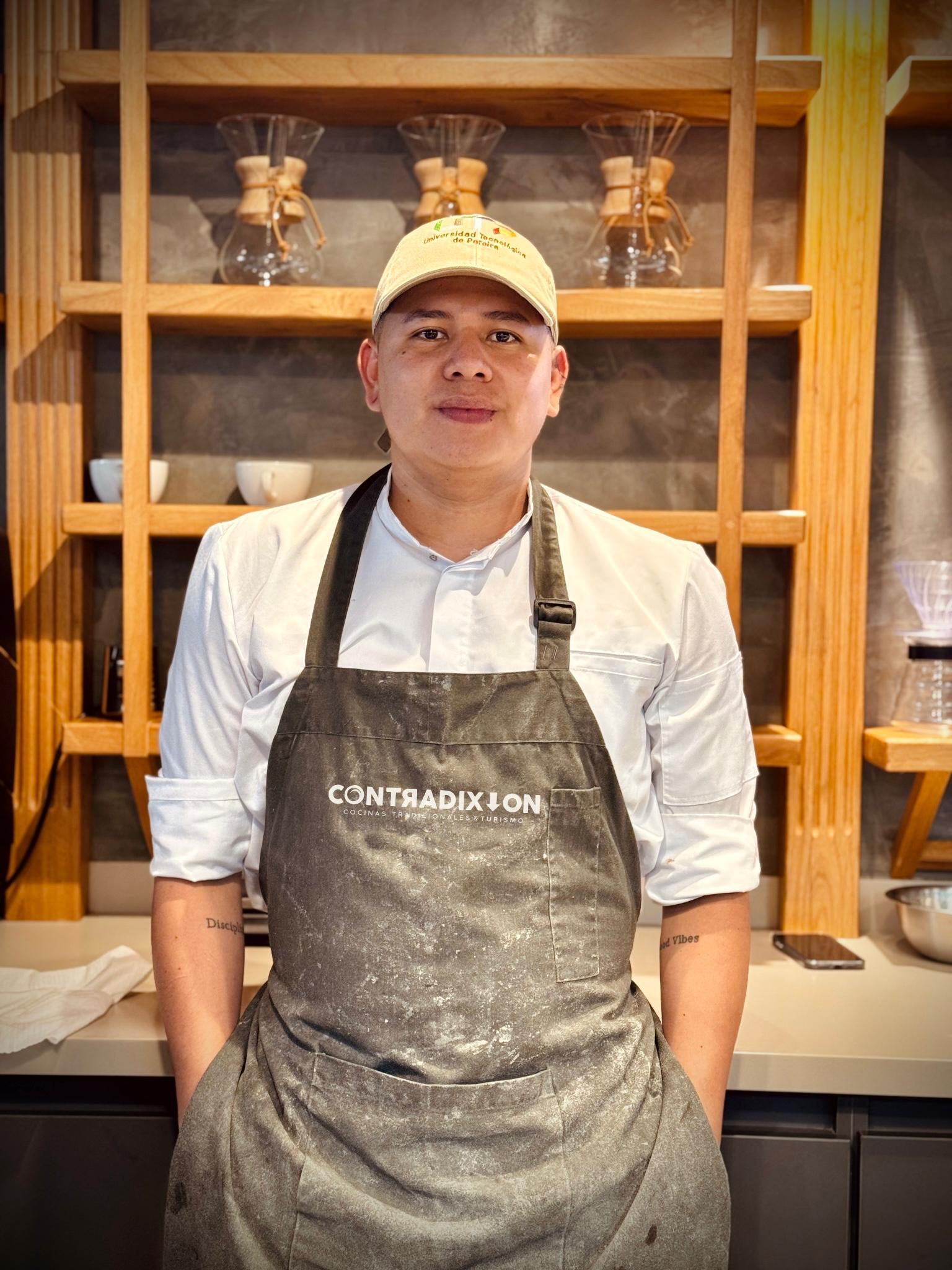 Entre cultivos de café, saberes campesinos y las manos sabias de cocineras tradicionales creció Brayan Becerra Guapacha, un joven soñador y un gran artista en la cocina, que gracias a este entorno rural pudo forjar un vínculo profundo con los alimentos, la tierra y el fogón. Una relación que hoy se ha transformado en vocación, proyecto de vida y resistencia cultural. Brayan es oriundo de Riosucio, Caldas, y por los vaivenes de la vida y su perseverancia en cumplir sus sueños, llegó a Pereira a estudiar Administración de Turismo Sostenible en la Facultad de Ciencias Ambientales de la Universidad Tecnológica de Pereira.