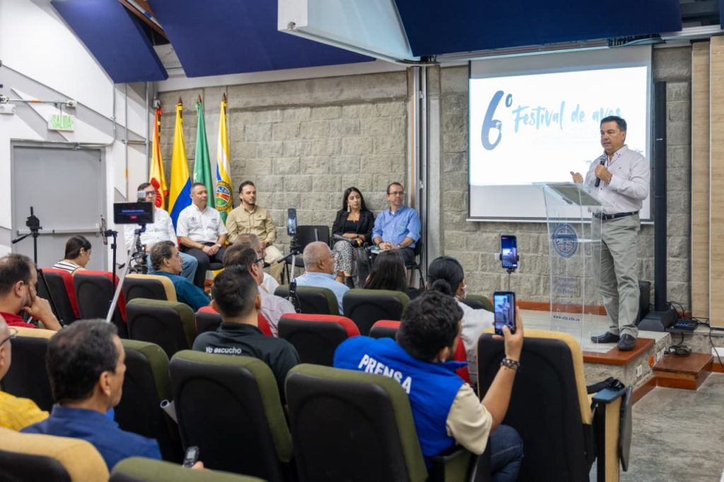 Del 28 al 31 de agosto, la Universidad Tecnológica de Pereira desde su Centro de Ciencias Jardín Botánico UTP, en alianza con el Bioparque Ukumarí, Aguas y Aguas de Pereira, la Gobernación de Risaralda, la Corporación Autónoma Regional de Risaralda CARDER y otras entidades, celebrará la sexta versión del Festival de Aves del Paisaje Cafetero, un evento académico, cultural y científico que destaca la riqueza de la avifauna regional y su vínculo con los ecosistemas cafeteros.