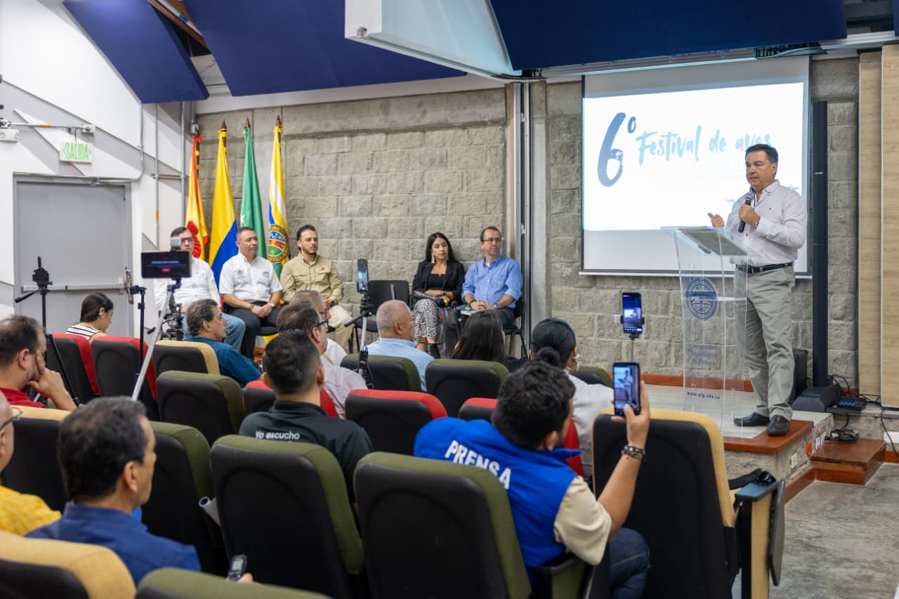 Del 28 al 31 de agosto, la Universidad Tecnológica de Pereira desde su Centro de Ciencias Jardín Botánico UTP, en alianza con el Bioparque Ukumarí, Aguas y Aguas de Pereira, la Gobernación de Risaralda, la Corporación Autónoma Regional de Risaralda CARDER y otras entidades, celebrará la sexta versión del Festival de Aves del Paisaje Cafetero, un evento académico, cultural y científico que destaca la riqueza de la avifauna regional y su vínculo con los ecosistemas cafeteros.