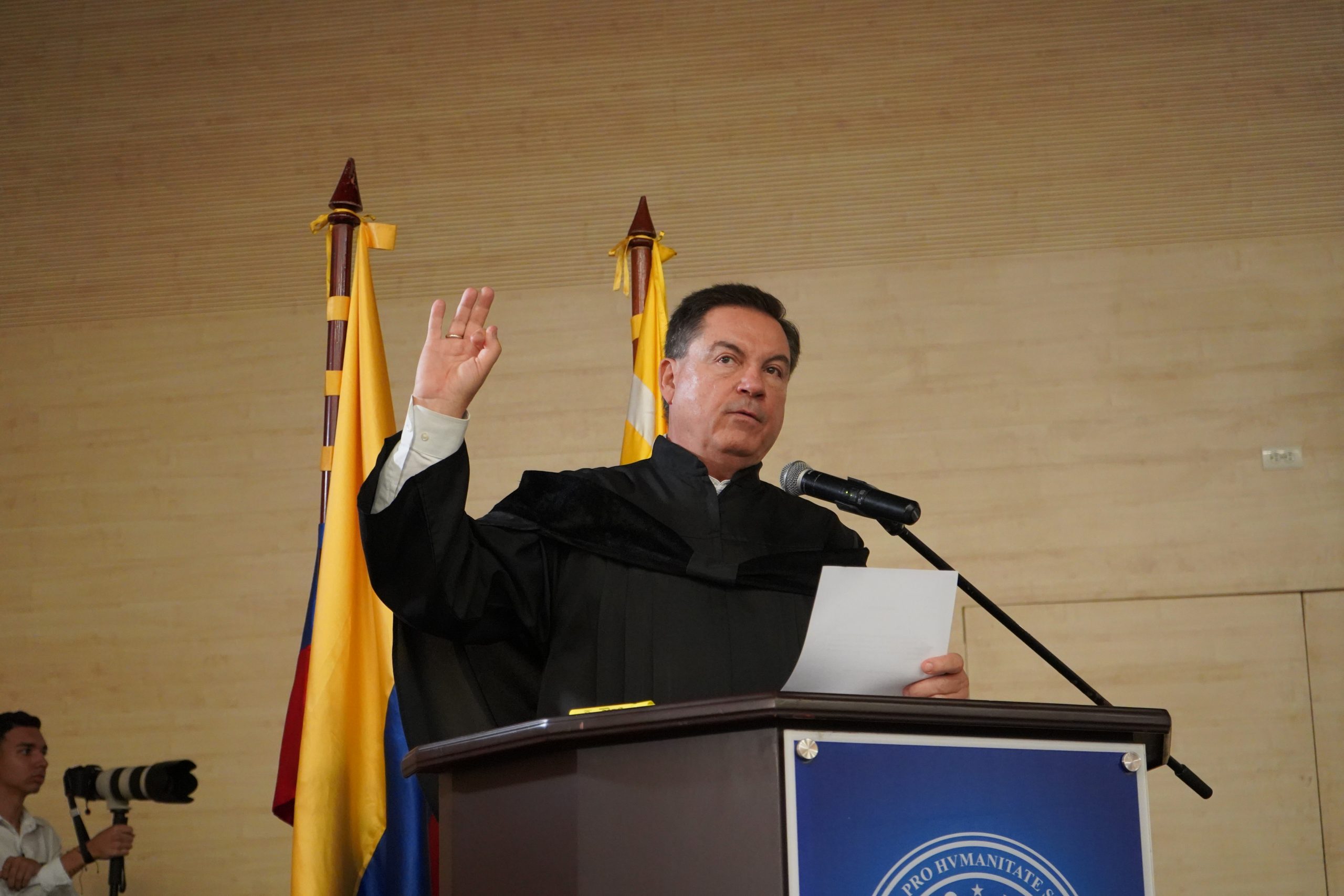 El 6 de febrero de 2025, la Universidad Tecnológica de Pereira (UTP) celebró una emotiva ceremonia de grados en el salón Risaralda de Expofuturo, donde los nuevos profesionales recibieron con orgullo sus diplomas, acompañados de sus familias y amigos. Durante la ceremonia, el Dr. Luis Fernando Gaviria Trujillo, rector de la universidad, destacó los logros alcanzados por los graduandos, los avances y proyecciones que consolidan a la UTP como una de las mejores universidades del país.