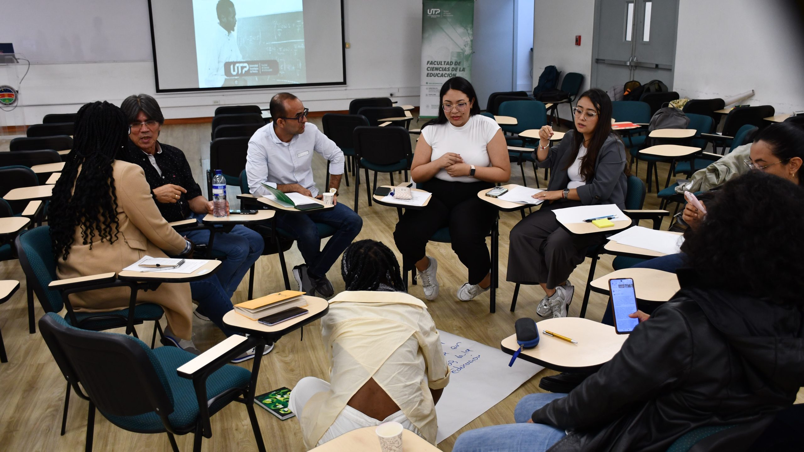 En el marco del compromiso con la excelencia académica y la formación integral, la Facultad de Ciencias de la Educación de la Universidad Tecnológica de Pereira llevó a cabo durante el 2025 dos significativas Jornadas de Gestión Curricular, espacios que reunieron a los comités curriculares de los 15 programas académicos que conforman la facultad.