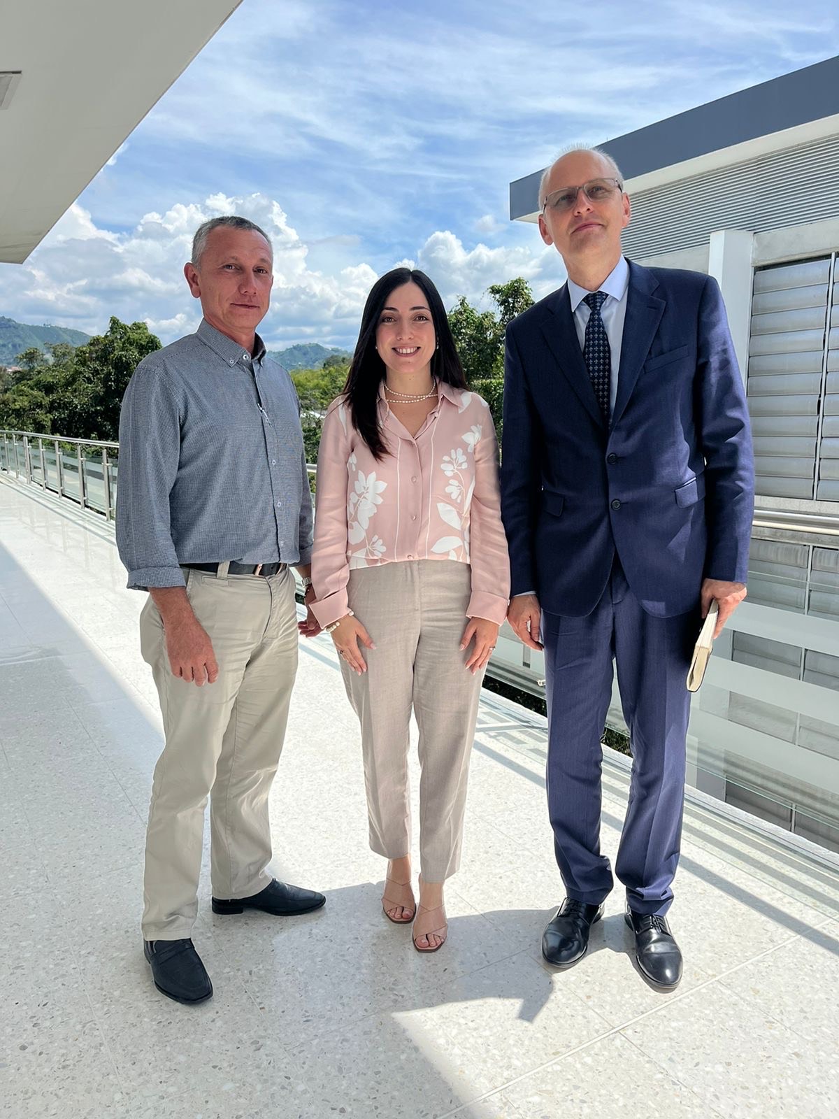 En su compromiso por fortalecer la internacionalización, la Universidad Tecnológica de Pereira ha establecido relaciones significativas con la Embajada de Rusia en días recientes. Carolina Cuartas Nader, Directora de la Oficina de Relaciones Internacionales (ORI), sostuvo un encuentro con Alexander, representante de la Embajada Rusa, donde se exploraron posibilidades de colaboración académica y cultural.