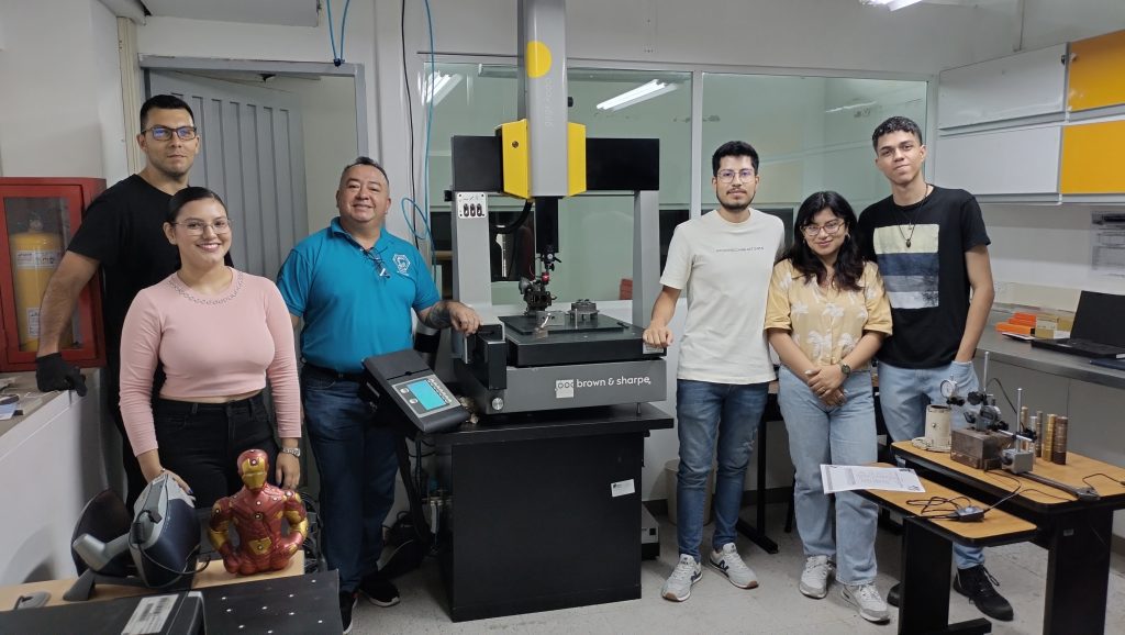 El Semillero de Investigación de Metrología para Fabricación Metalmecánica, adscrito a la Facultad de Tecnología de la Universidad Tecnológica de Pereira, se ha consolidado como un espacio clave para estudiantes interesados en la precisión y el aseguramiento de calidad en la fabricación de piezas en la industria metalmecánica. Este semillero, liderado por el profesor Carlos Alberto Montilla, nació a finales de 2022 con el propósito de brindar a los estudiantes una formación práctica y rigurosa en el campo de la metrología dimensional, un aspecto fundamental para garantizar la calidad en la fabricación de piezas industriales.