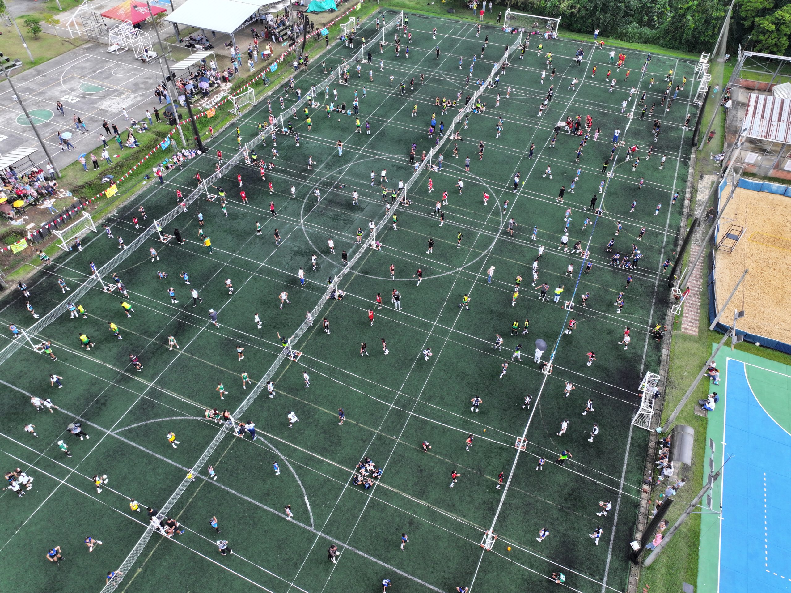 Con el compromiso de fomentar el deporte y el voleibol infantil en la región, la Universidad Tecnológica de Pereira llevó a cabo la 19° edición del Hay Festival de Minivoleibol. Este evento, único en Latinoamérica organizado por una universidad pública, reunió a más de 300 niños de entre 8 y 12 años en una jornada deportiva celebrada en 42 canchas simultáneas ubicadas en el sector sur del campus universitario, en la cancha principal sintética.