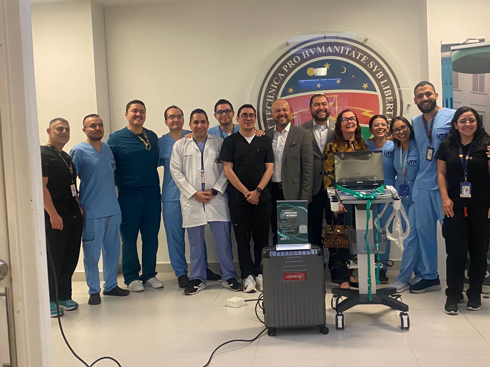 La Facultad de Ciencias de la Salud de la Universidad Tecnológica de Pereira continúa fortaleciendo sus procesos académicos y asistenciales con la llegada de un ecógrafo de última generación a la sede de Ciencias Clínicas, ubicada en el Hospital Universitario San Jorge. Este nuevo equipo representa un avance significativo en la formación de los estudiantes de pregrado y posgrado, especialmente en los programas médico-quirúrgicos.