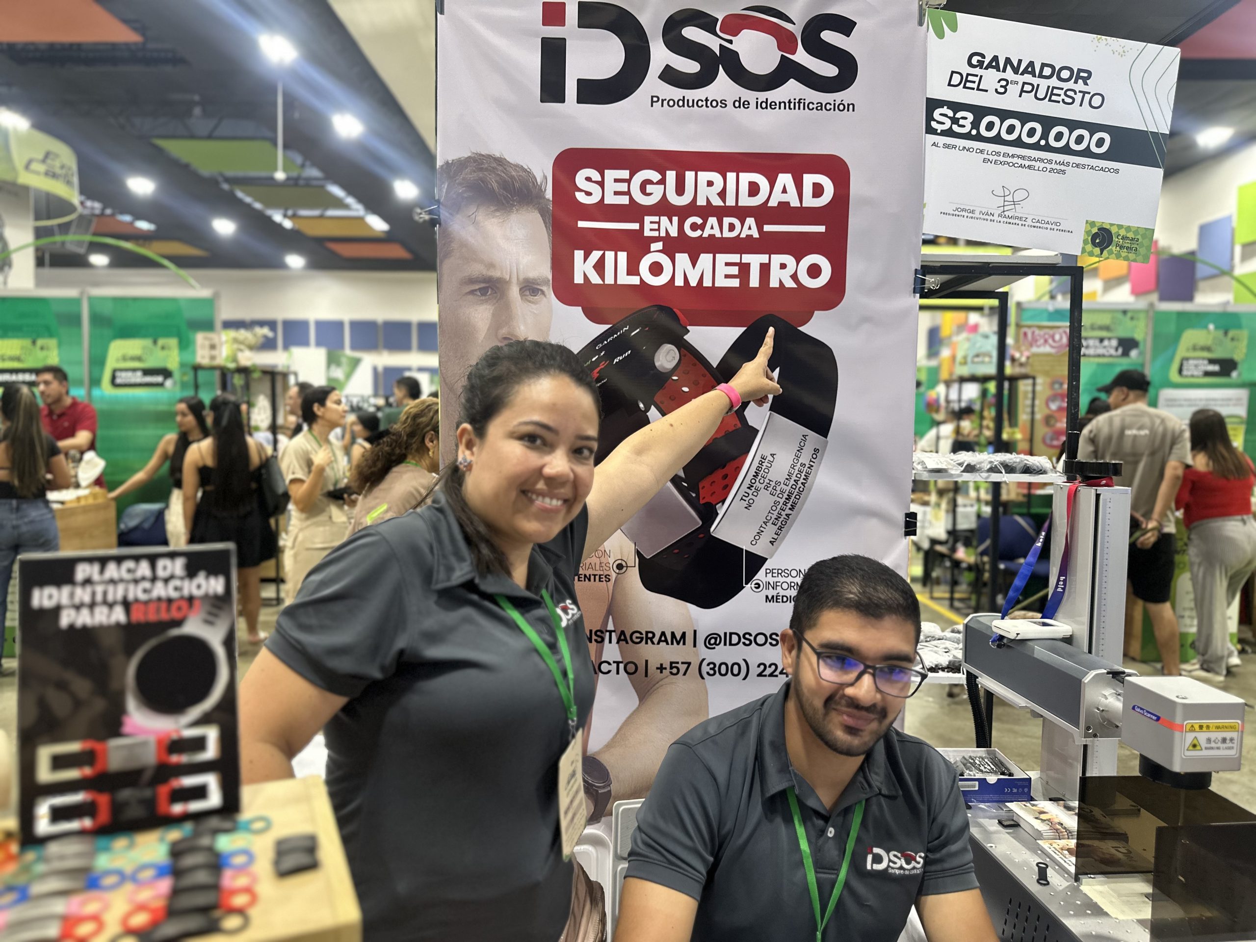 La Universidad Tecnológica de Pereira celebró el triunfo del emprendimiento ID SOS, perteneciente al ecosistema Barranqueros UTP, quienes obtuvieron el tercer puesto como los empresarios más destacados de Expocamello 2025, gracias a su excelente desempeño en atención al cliente, innovación y calidad de producto.