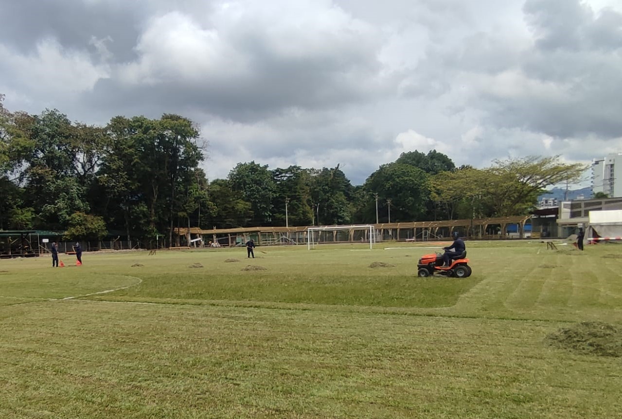 Mantenimiento Institucional se permite informar a la comunidad universitaria que realizará poda y guadañado del campo de fútbol en grama natural y de sus alrededores, adicional se realizará la recolección de lodos de la PTAR principal. Dichas actividades se realizarán el próximo sábado 19 de octubre de 6:00 am a 2:00 pm. 