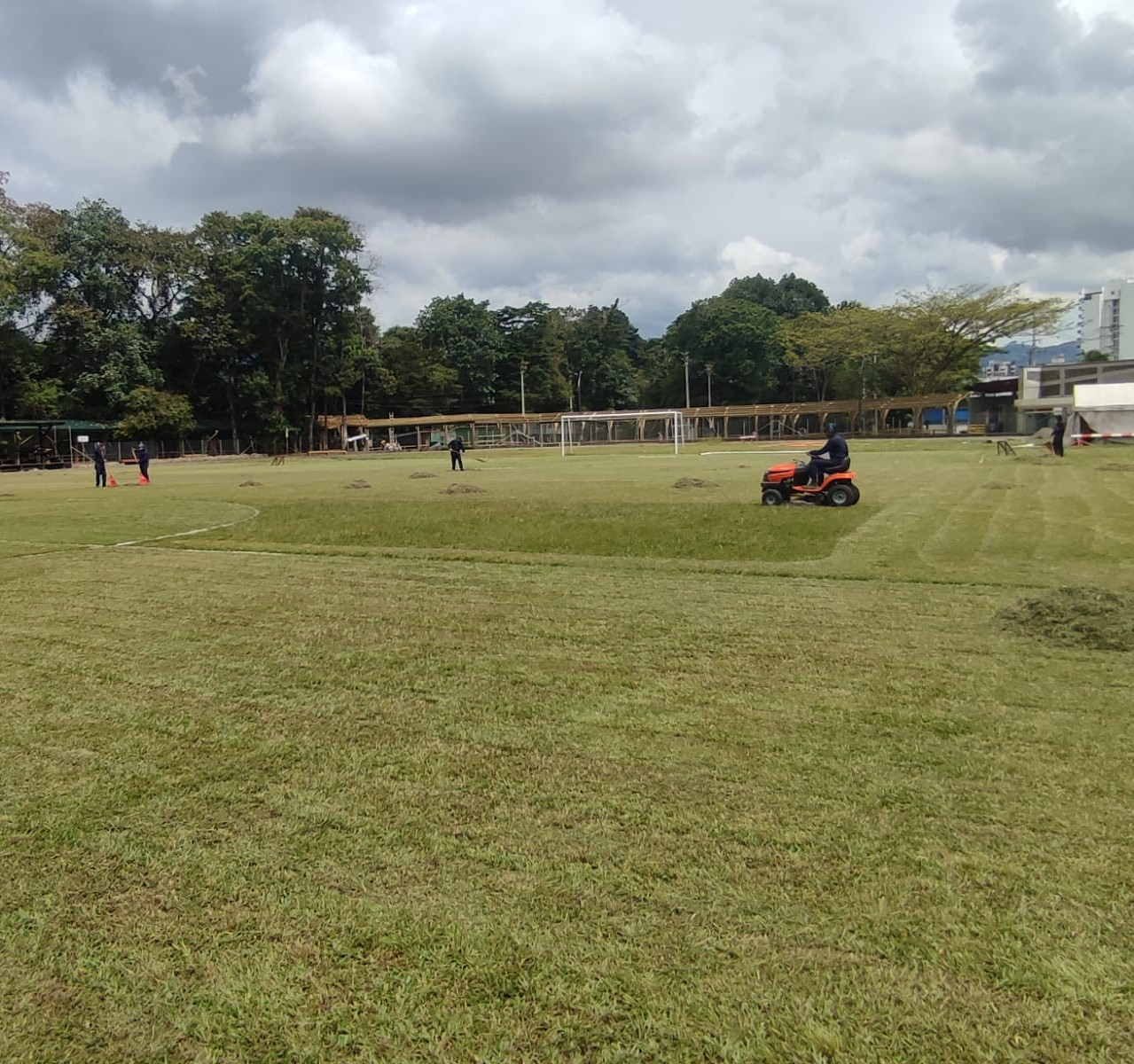 Mantenimiento Institucional informa a la comunidad universitaria que realizará poda y guadañado del campo de fútbol en grama natural y de sus alrededores. Adicionalmente, se realizará la recolección de lodos de la PTAR principal. Dichas actividades se realizarán el próximo sábado 16 de agosto de 6:00 a.m. a 1:00 p.m.