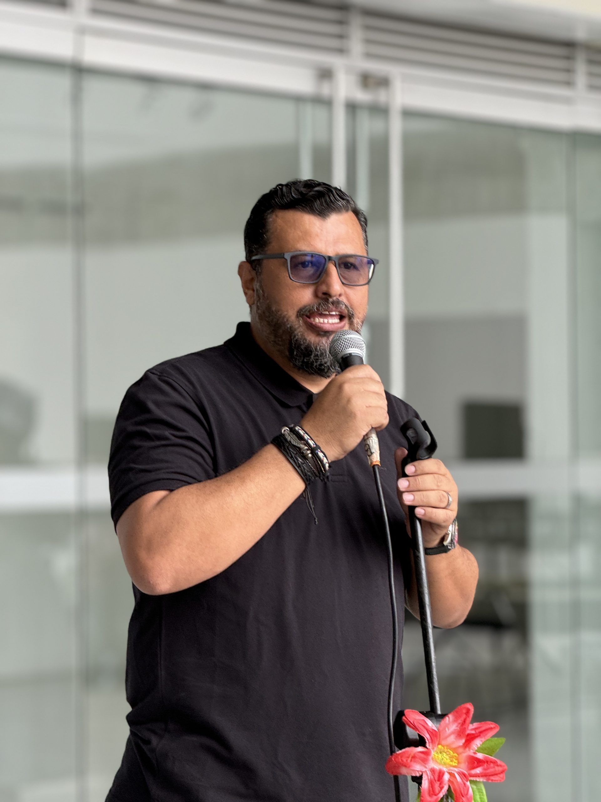 El decano de la Facultad de Bellas Artes y Humanidades de la Universidad Tecnológica de Pereira, Enrique Arias Castaño, presenta su más reciente ensayo titulado Bilingüismo y educación bilingüe en Colombia: De la utopía a la realidad, una obra que recoge años de experiencia, investigación y reflexión pedagógica sobre los desafíos estructurales del bilingüismo en el país. Lejos de centrarse exclusivamente en la enseñanza de una segunda lengua, el autor propone una mirada crítica, social y formativa que interpela los discursos oficiales, las políticas públicas y las prácticas escolares actuales.