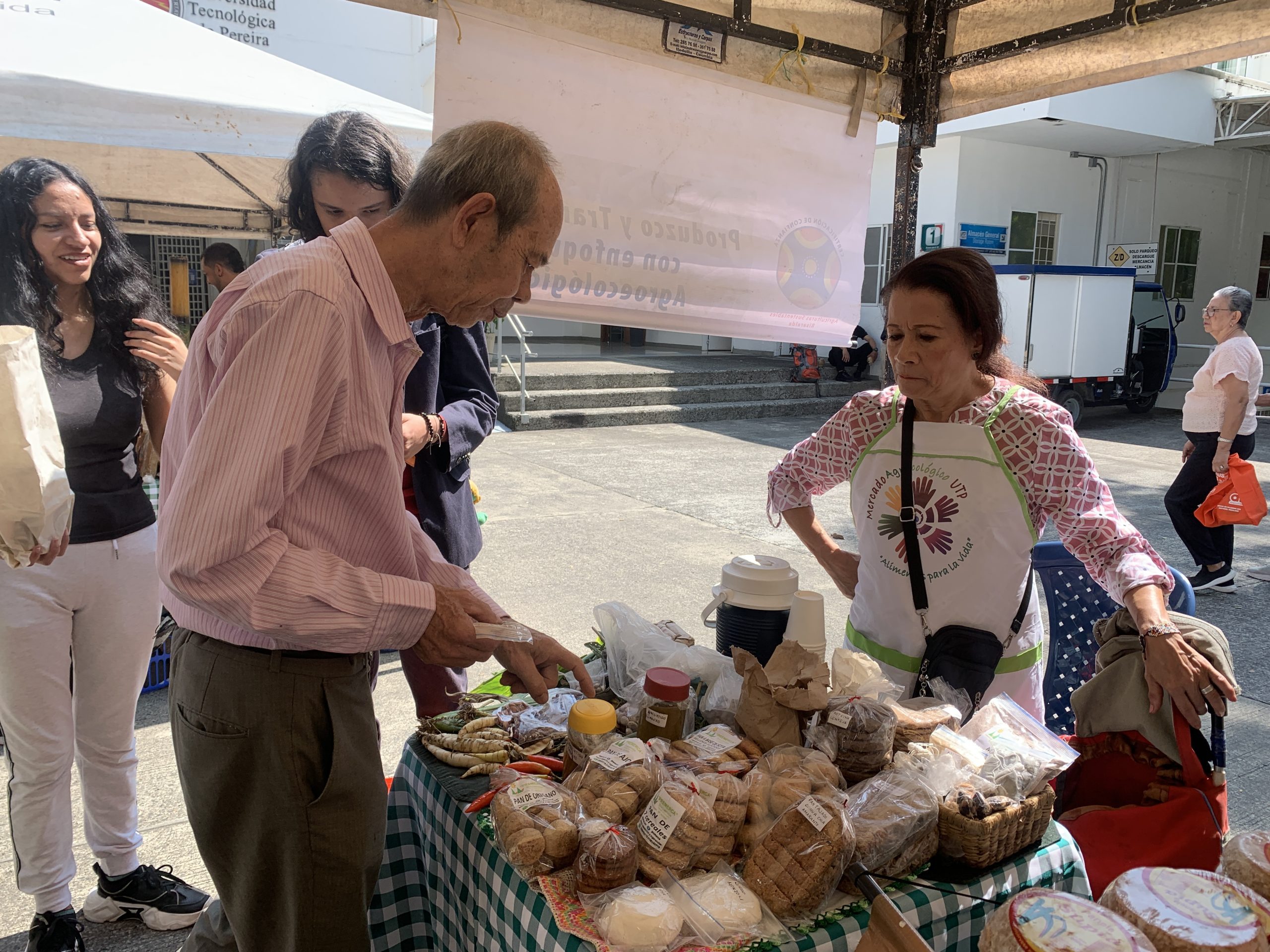 El primer miércoles de cada mes, Don Manuel José Luján Henao, acompañado de su esposa llega al Mercado Agroecológico de la Universidad Tecnológica de Pereira.  