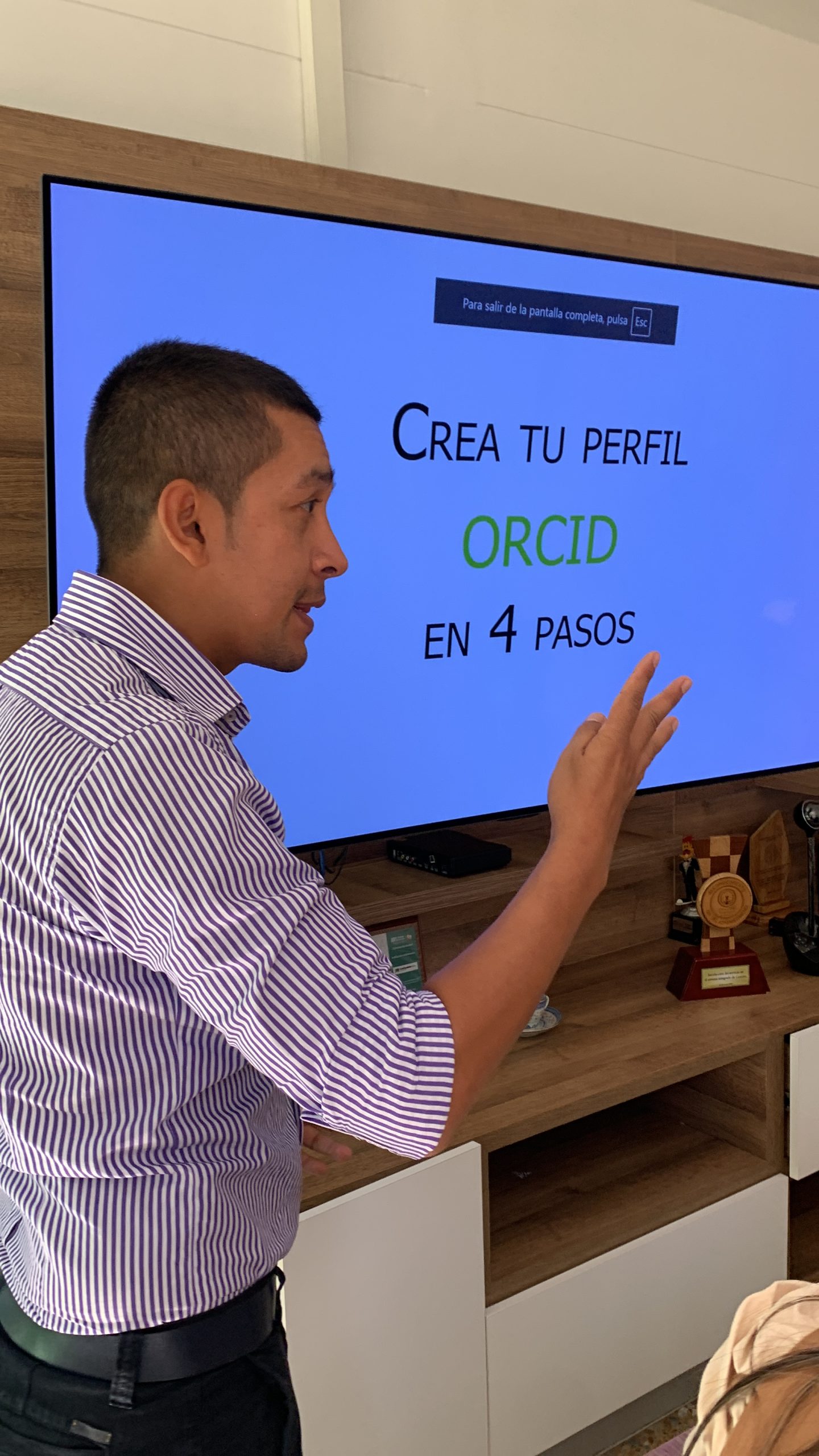 La Biblioteca Jorge Roa Martínez de la Universidad Tecnológica de Pereira ha implementado un taller clave para fortalecer la visibilidad y el reconocimiento de la producción intelectual e institucional de la UTP. Carlos Alberto Celis, técnico de la Biblioteca, nos explica cómo este proceso está diseñado para asesorar a investigadores, grupos y semilleros de investigación en la construcción y gestión de su identidad digital en la web. 