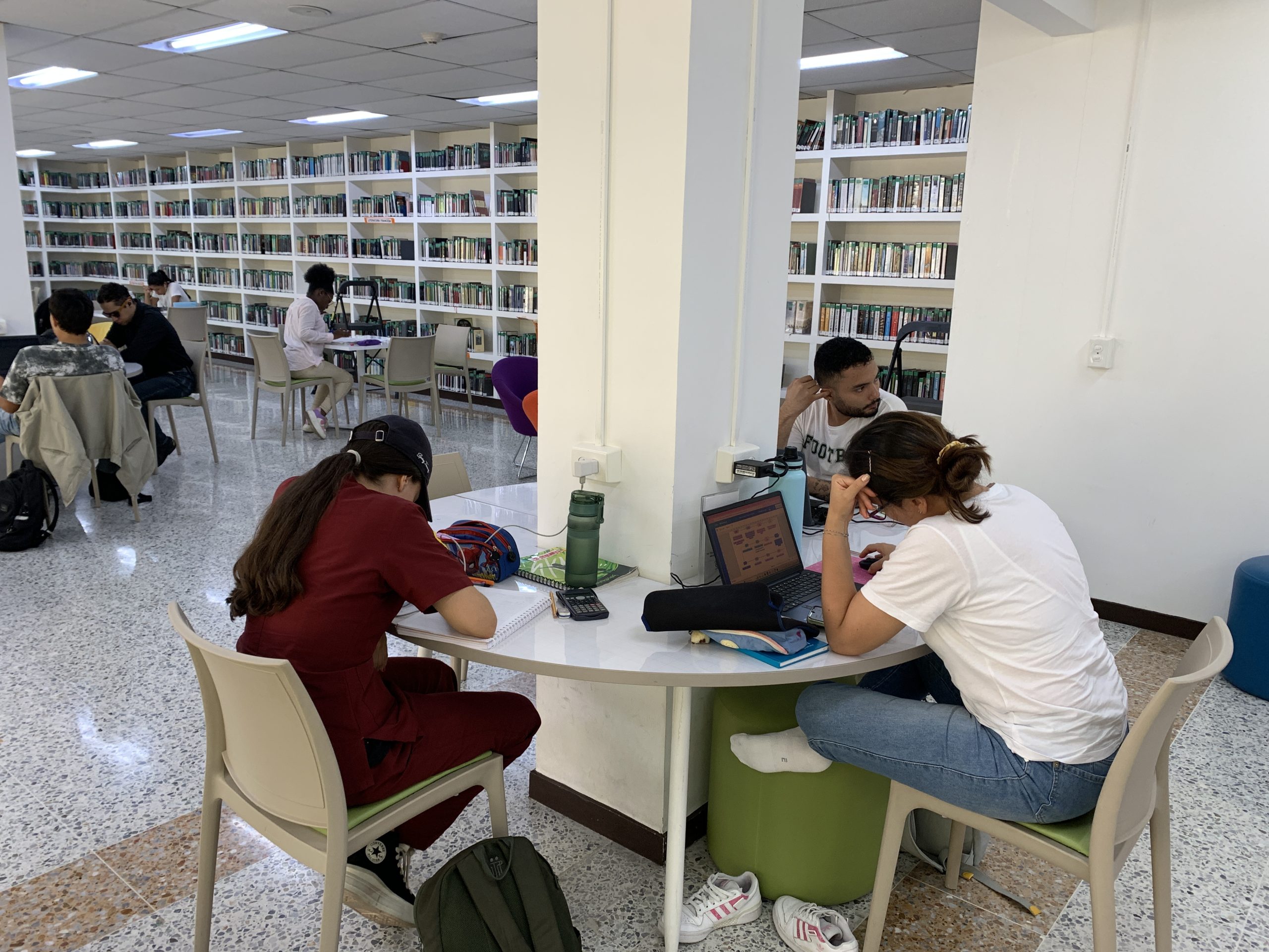 Claudia Milena Trejos Largos, profesional especializada en el área de gestión de colecciones de la Biblioteca Jorge Roa Martínez, ha anunciado importantes novedades para la comunidad académica de la Universidad Tecnológica de Pereira. Gracias a un reciente proceso de suscripción, la Biblioteca ha integrado dos nuevos recursos electrónicos: CABI y  Knovel, diseñados para apoyar la academia y la investigación. 