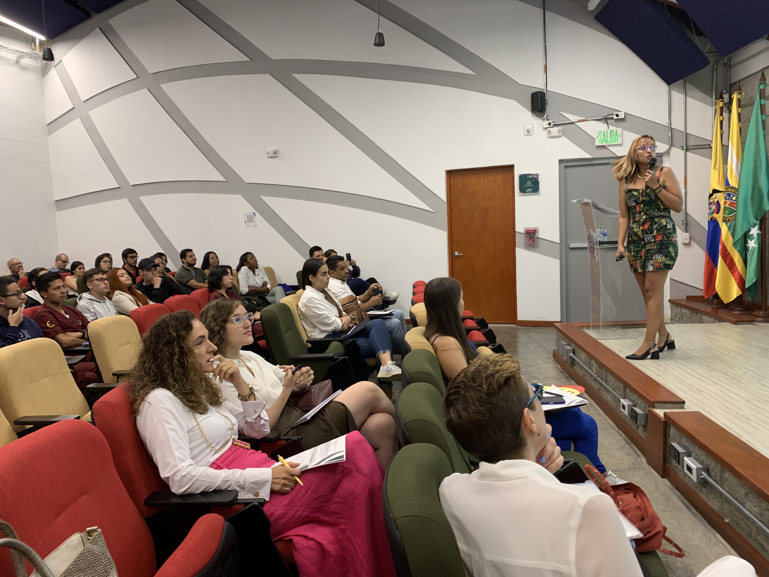 En el Auditorio Magnolias del Jardín Botánico de la Universidad Tecnológica de Pereira, se llevó a cabo el Foro Regional de Biotecnología y ODS, organizado por la Vicerrectoría de Investigaciones, Innovación y Extensión, en colaboración con la Facultad de Tecnología y el Doctorado en Biotecnología. El evento contó con el apoyo de la Cátedra UNESCO en Biotecnología y los Objetivos de Desarrollo Sostenible (ODS), así como del ICETEX. 