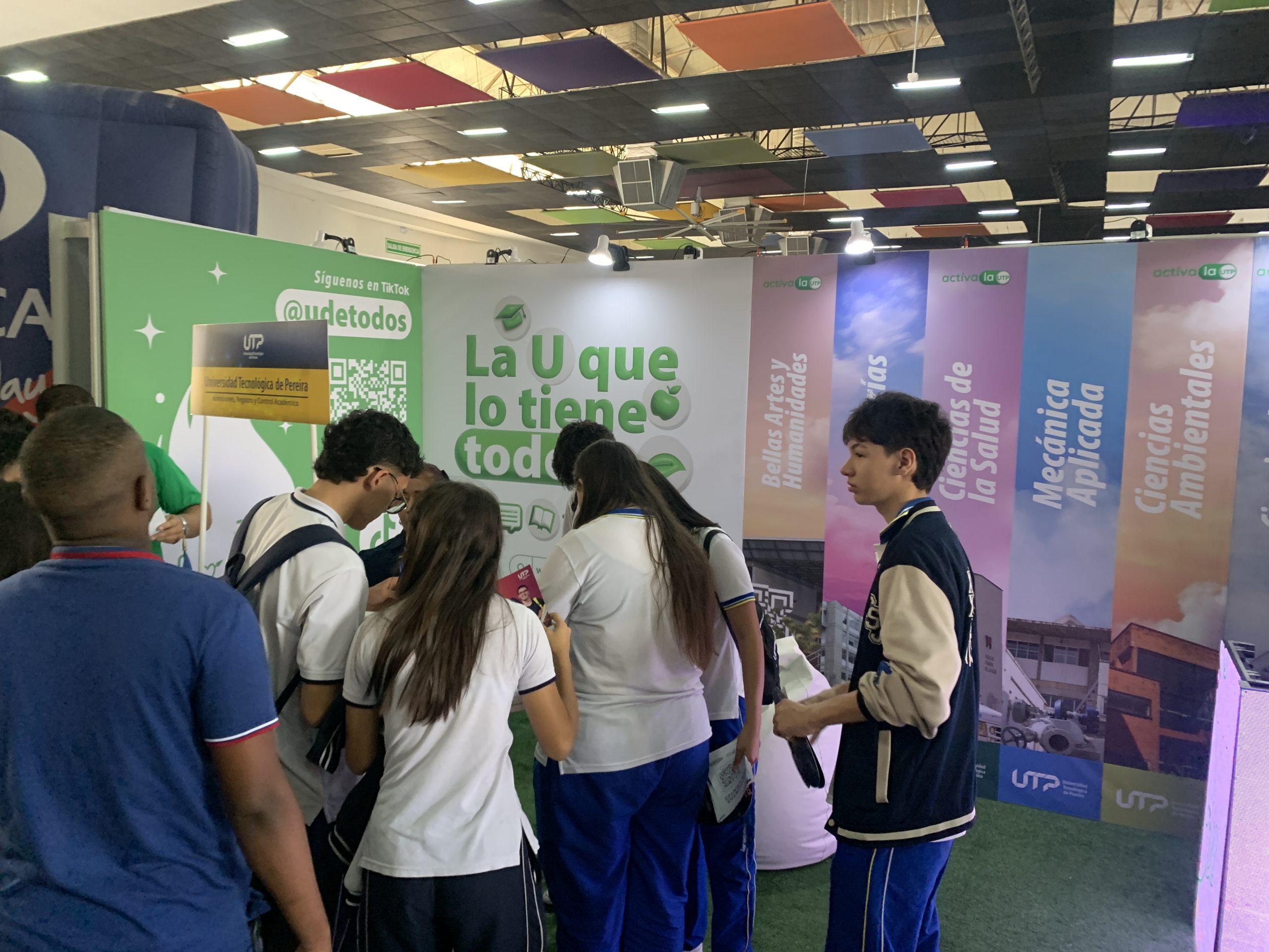 La Universidad Tecnológica de Pereira participa de manera destacada en ExpoU 2024, el evento educativo más importante de la región, que se celebra desde el martes 17 de septiembre hasta el jueves 19 de septiembre. Durante estos días, estudiantes de décimo y undécimo grado, provenientes de todos los municipios de Risaralda y de las zonas rurales de Pereira, tienen la oportunidad de conocer de primera mano la oferta académica de las universidades más importantes del país, incluida la UTP, así como programas de formación para el trabajo, idiomas y artes. 