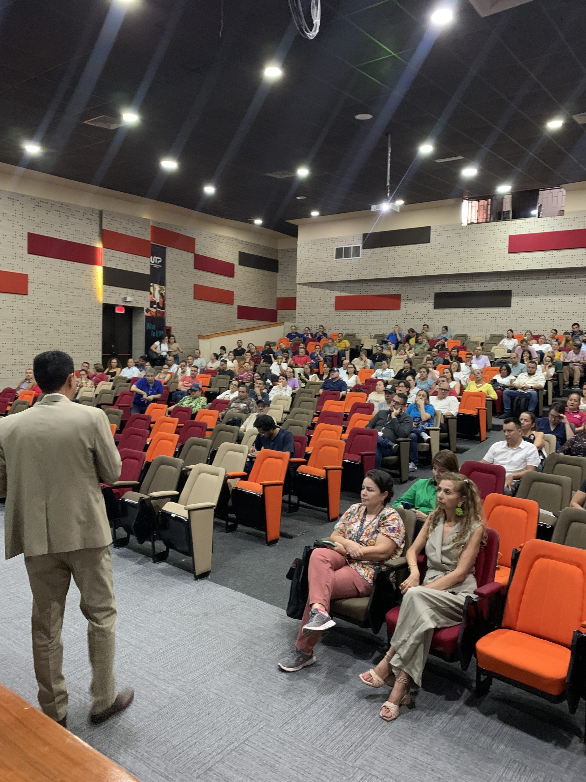 En el marco de las estrategias orientadas al desarrollo humano y el fortalecimiento de la cultura organizacional, Gestión del Talento Humano de la Universidad Tecnológica de Pereira convocó al personal administrativo y docente a participar en la Reinducción Administrativa. Este evento tuvo como objetivo actualizar y fortalecer al personal en temáticas clave relacionadas con la normatividad, estructura, procesos y procedimientos institucionales. 