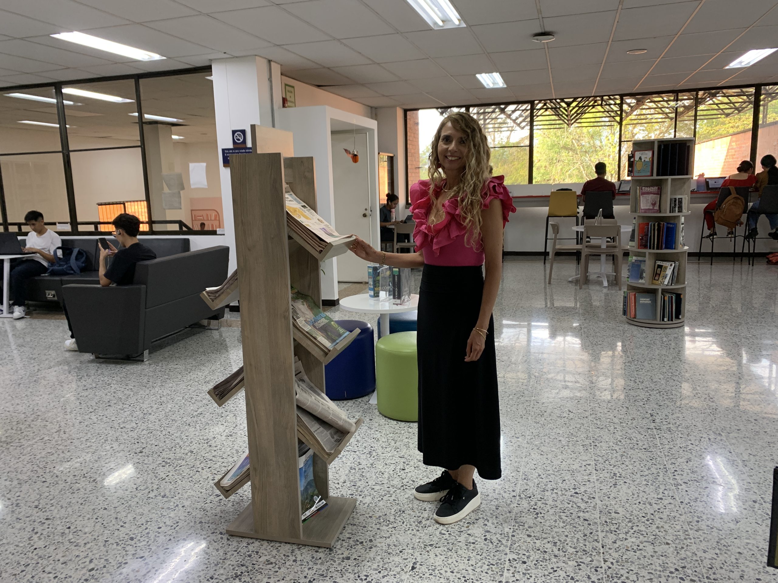 Margarita María Fajardo Torres, directora de la Biblioteca Jorge Roa Martínez de la Universidad Tecnológica de Pereira lleva 23 años dedicada a un sueño: transformar el espacio que custodia el conocimiento para acercarlo a los estudiantes, profesores y a toda la comunidad universitaria. Su historia está marcada por la pasión, la evolución tecnológica y el compromiso con la excelencia. 