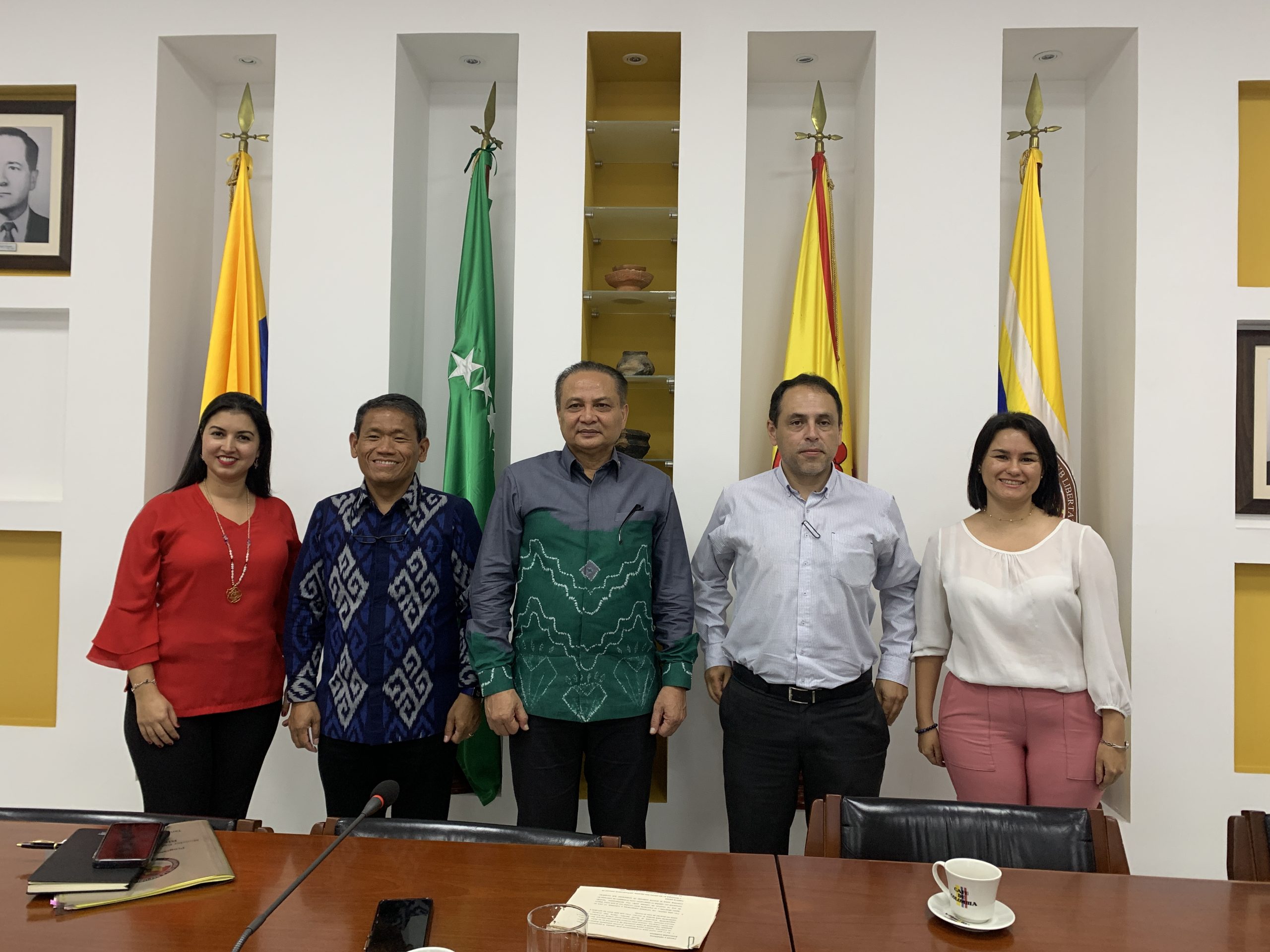 La Universidad Tecnológica de Pereira fue anfitriona de una importante visita por parte del Embajador Extraordinario y Plenipotenciario de Indonesia en Colombia, Tatang Budie Utama Razak, quien en su paso por Pereira y tras encuentros con la Alcaldía, incluyó a la UTP en su agenda. La visita se centró en explorar áreas de cooperación en biodiversidad, energías sostenibles y otros temas de interés mutuo, con el fin de estrechar lazos académicos y fortalecer la internacionalización de ambas naciones. 