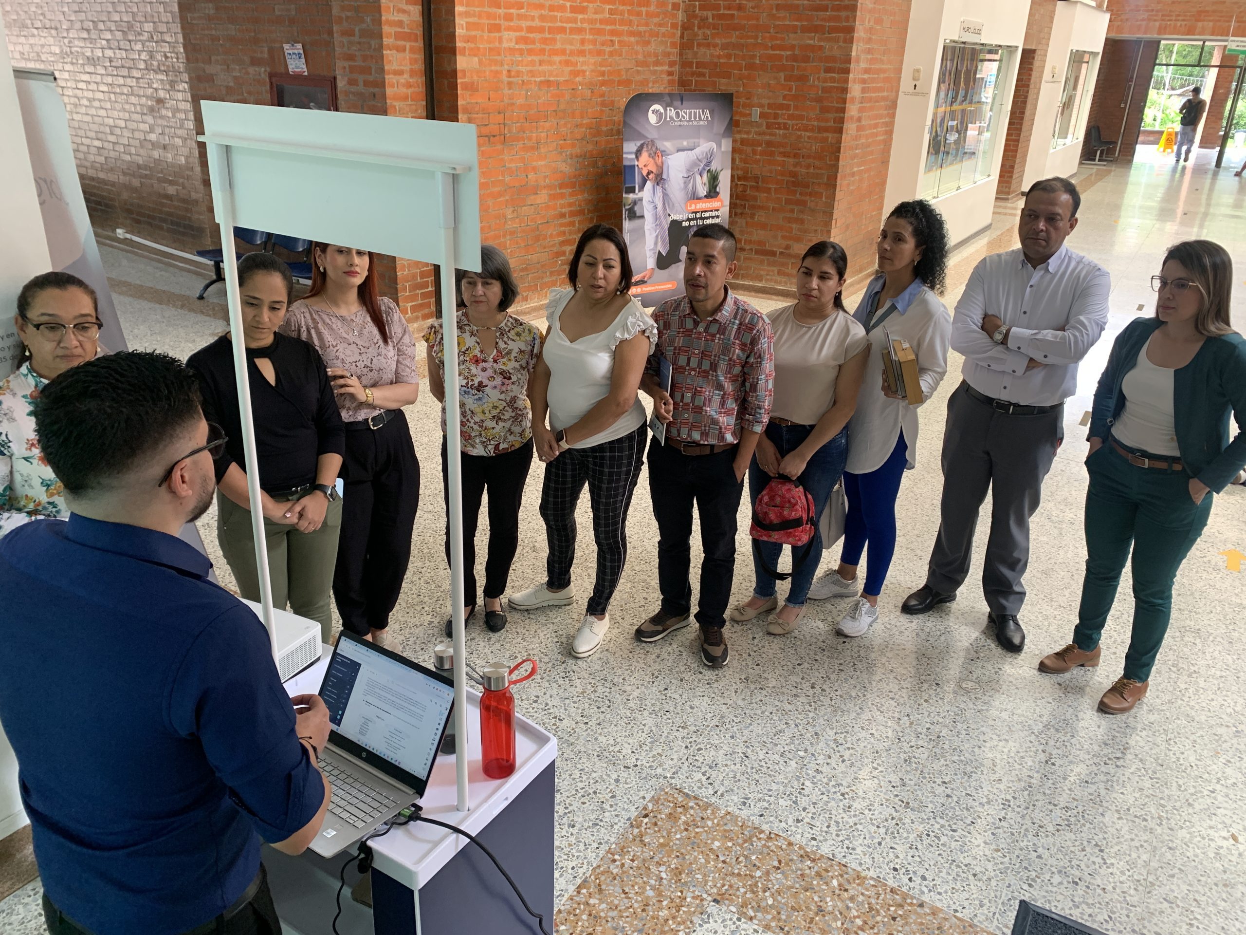 La Biblioteca Jorge Roa Martínez de la Universidad Tecnológica de Pereira continúa su labor de capacitación en el uso de eLibro, una de las plataformas de consulta digital más importantes de la universidad. Con esta iniciativa, se busca que estudiantes, docentes, personal administrativo y egresados aprovechen al máximo las ventajas de esta biblioteca digital, que ofrece más de 60,000 títulos en diversas áreas del conocimiento, y ahora suma Eli, su innovador asistente de inteligencia artificial. 