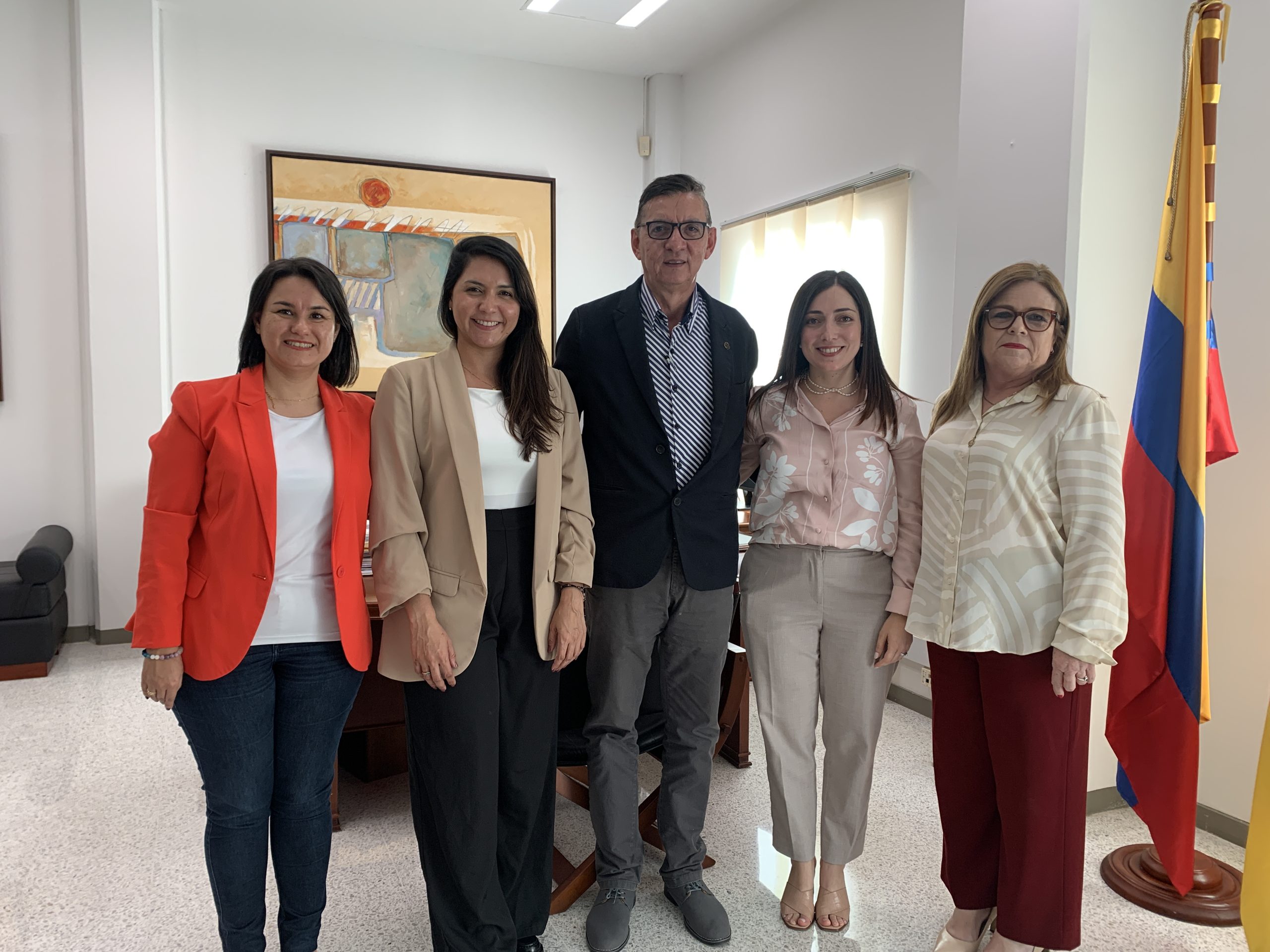 En un encuentro clave para el fortalecimiento de las capacidades en investigación e innovación, Francisco Uribe Gómez Rector (e) de la Universidad Tecnológica de   Pereira, Martha Leonor Marulanda Ángel  Vicerrectora de Investigaciones, Innovación y Extensión,  Carolina Cuartas Nader directora de la  Oficina de Relaciones Internacionales y Juliana Arias de Gestión Tecnológica de la VIIE sostuvieron una reunión con Kelly Henao,  Representante para América Latina de la Asociación Columbus, destacada red internacional que agrupa a universidades en América Latina, Europa y Estados Unidos.  