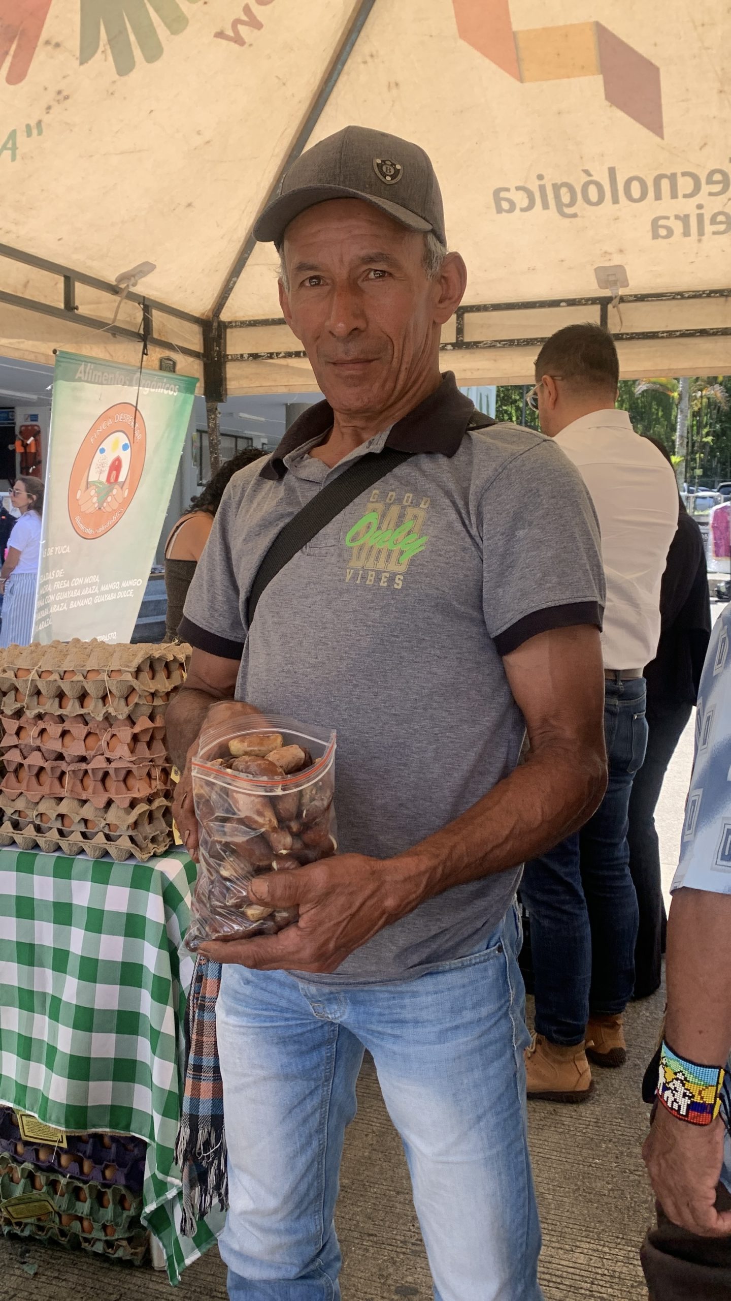 Gonzalo Rúa, agricultor de tradición, participó en el Mercado Agroecológico UTP 2024 con sus productos orgánicos. Este espacio, junto con la Canasta Virtual, impulsado por el Centro de Gestión Ambiental UTP, acerca alimentos frescos y sostenibles a la comunidad universitaria. 