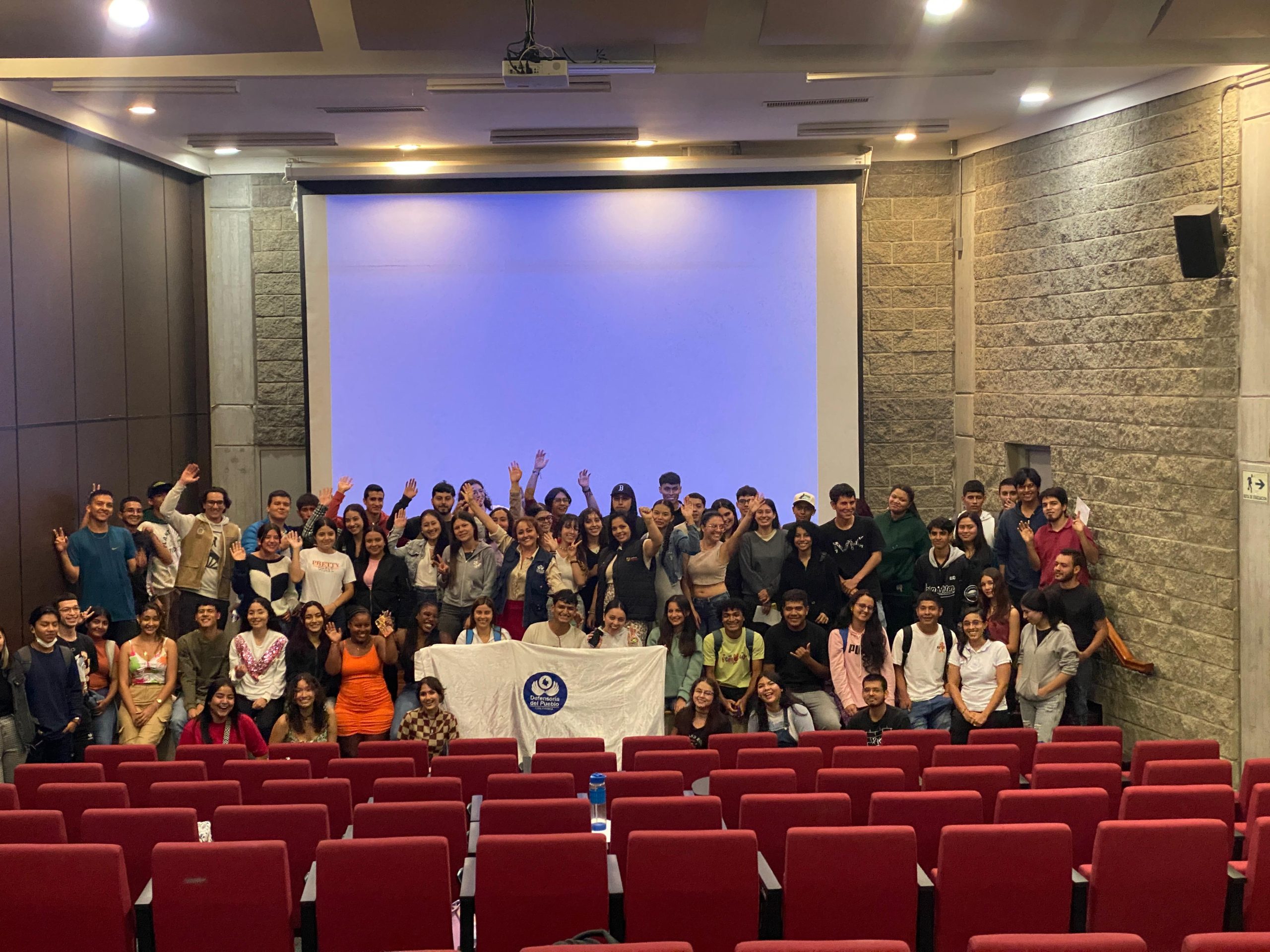 La Universidad Tecnológica de Pereira, a través de la Vicerrectoría de Responsabilidad Social y Bienestar Universitario, realizó una capacitación enfocada en la prevención de la trata de personas y explotación. Este evento estuvo dirigido a estudiantes del Servicio Social Universitario con el propósito de dotarlos de herramientas para construir redes de apoyo y sensibilizar sobre una problemática que afecta tanto a la ciudad como a la universidad. 