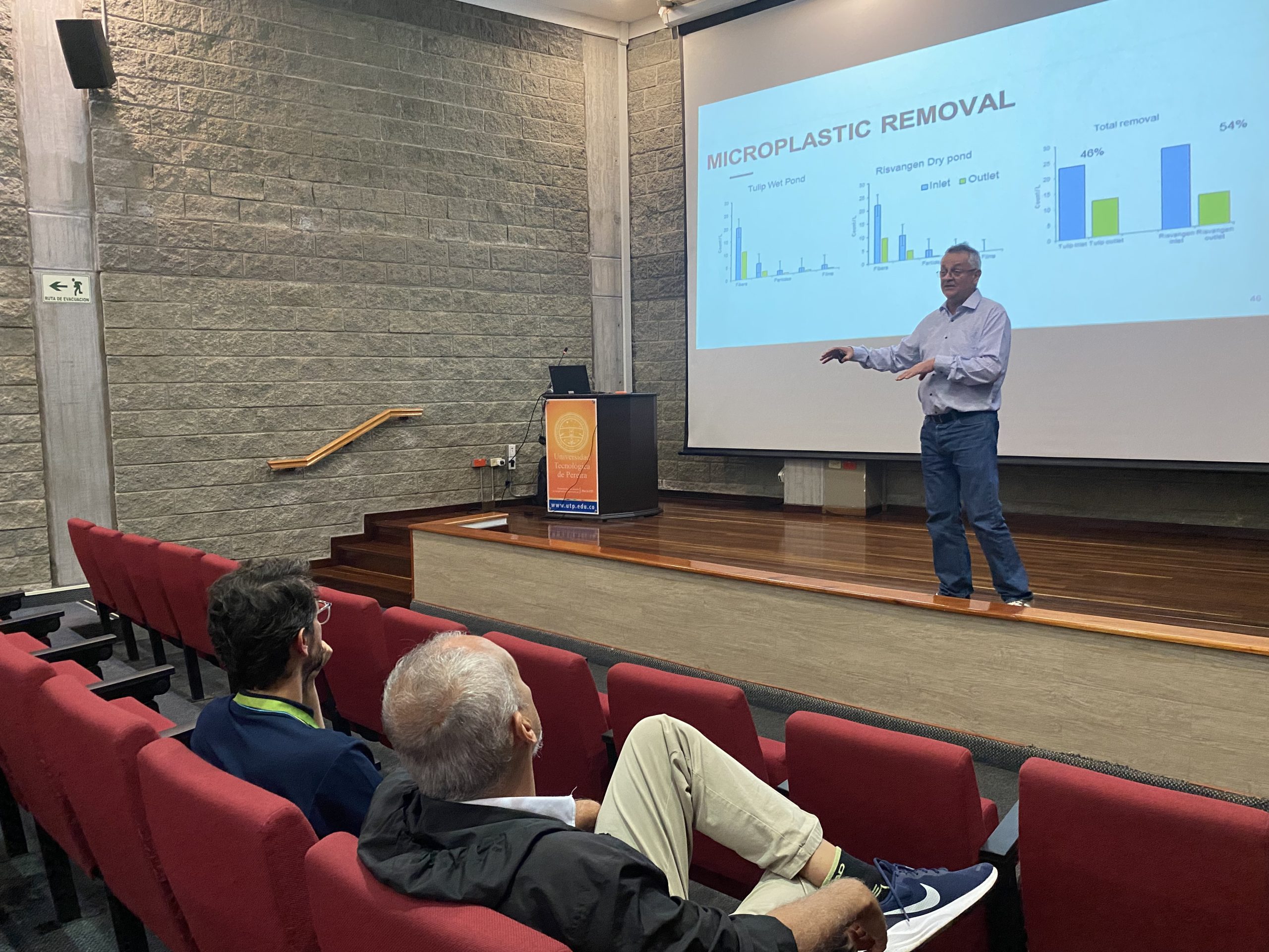 La UTP inauguró la VII  cohorte  de la Maestría en Ecotecnología con la conferencia del Dr. Carlos Arias sobre soluciones naturales para el tratamiento de aguas y el cambio climático. Destacó la urgencia de aplicar estas tecnologías en Colombia y la importancia de formar especialistas en sostenibilidad.