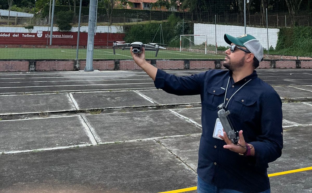 La Maestría en Desarrollo Agroindustrial de la Universidad Tecnológica de Pereira, en alianza con la Academia ADAHCOL, abre inscripciones para el Diplomado Piloto de Dron Certificado, un programa especializado que cumple con la normativa RAC 100 y está avalado por la Unidad Administrativa Especial de Aeronáutica Civil (UAEAC), autoridad competente en la regulación de la aviación en Colombia.