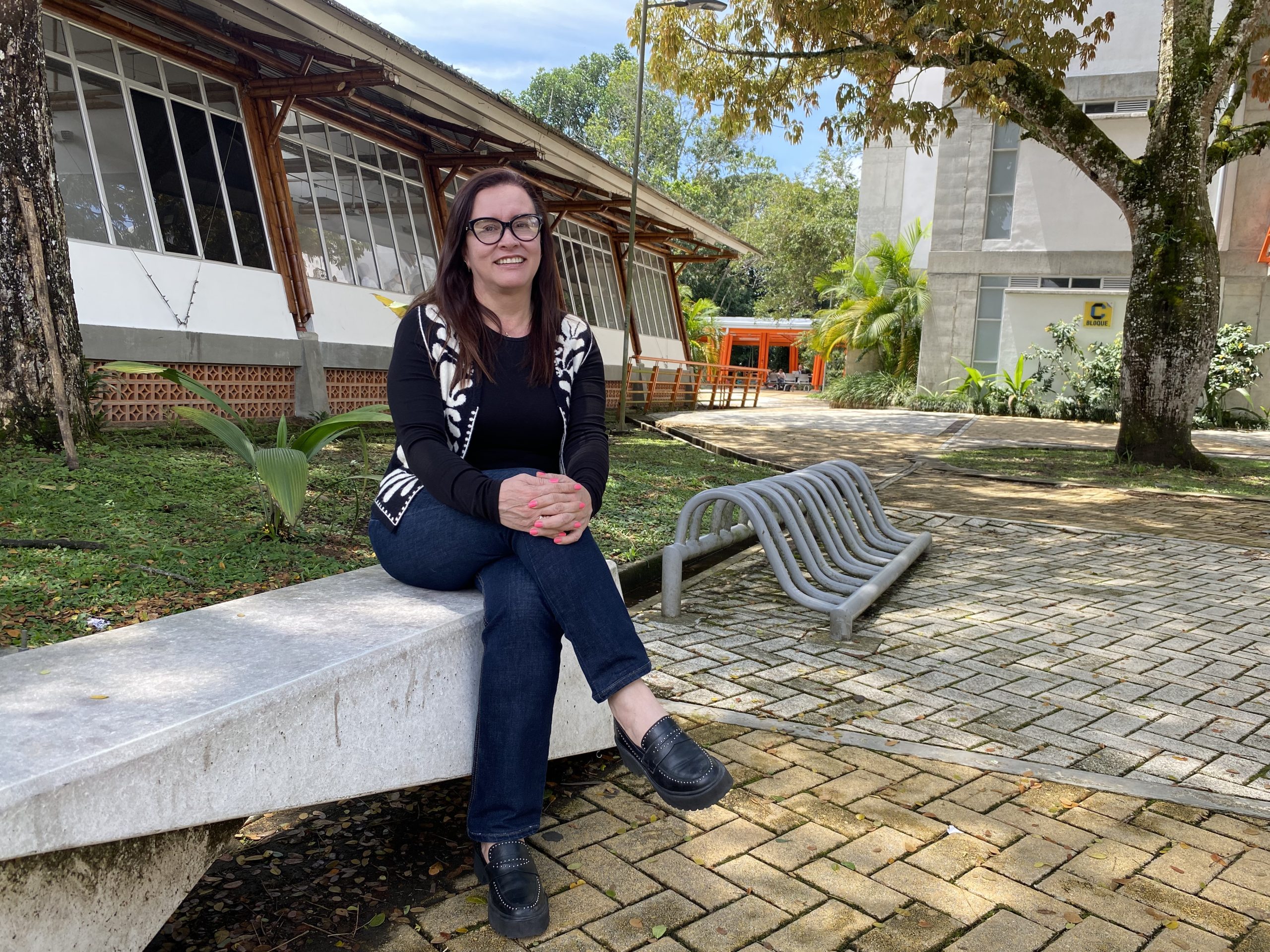 La doctora Ángela María Giraldo Montoya, médica internista, neumóloga y docente de la Facultad de Ciencias de la Salud de la Universidad Tecnológica de Pereira, fue reconocida con el Premio de la Academia Nacional de Medicina de Colombia al mejor trabajo de investigación del país en 2024 en la categoría de Salud Mujer. Su estudio, desarrollado en conjunto con la Fundación Neumológica Colombiana y la Universidad de La Sabana, se enfocó en el impacto del humo de biomasa en el desarrollo de la Enfermedad Pulmonar Obstructiva Crónica (EPOC) en mujeres. 