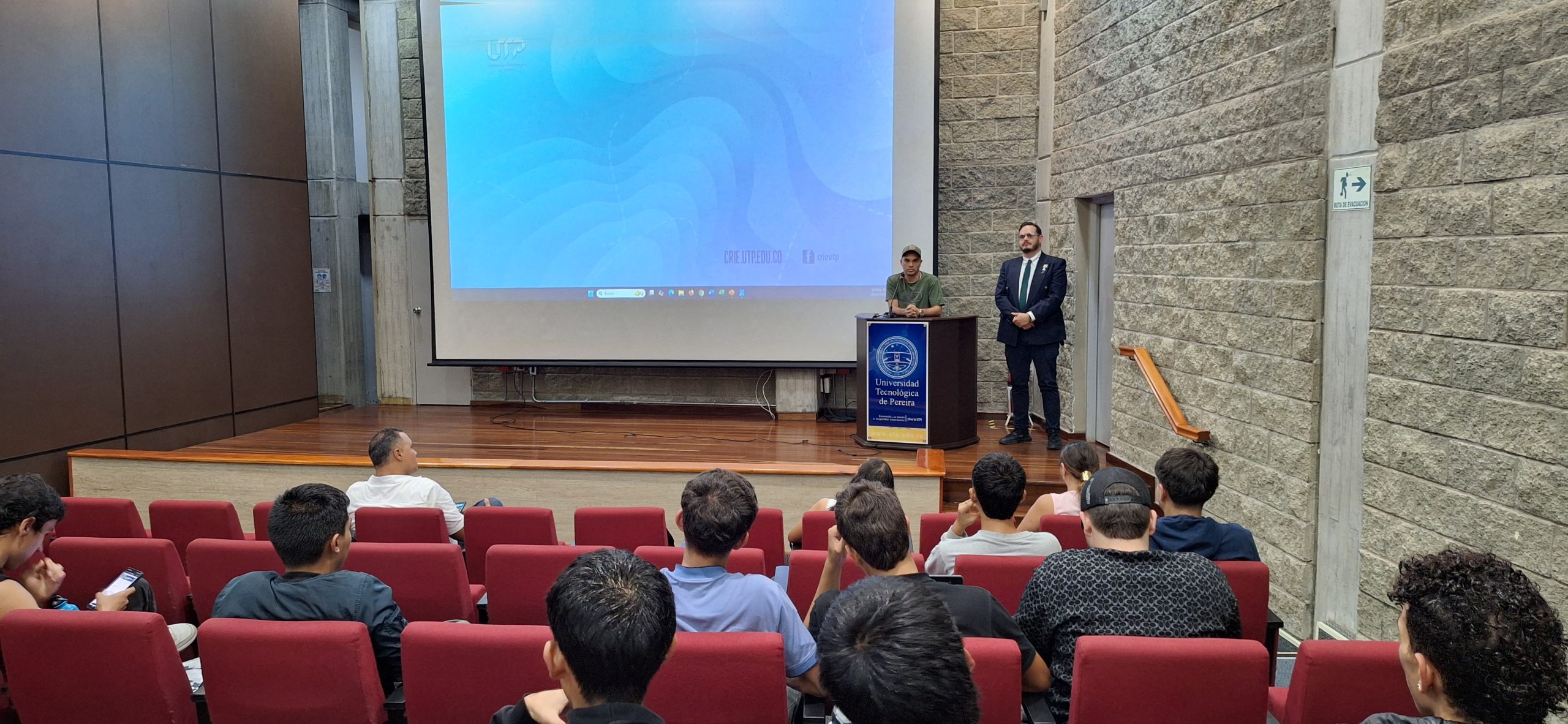 Con el propósito de brindar una cálida bienvenida a sus estudiantes de primer semestre, la Facultad de Ciencias Básicas de la Universidad Tecnológica de Pereira llevó a cabo un evento de integración en el auditorio del edificio 13. La jornada estuvo marcada por el entusiasmo y la expectativa de los nuevos integrantes de los programas de Matemáticas y Física, quienes tuvieron la oportunidad de conocer más sobre su facultad, sus docentes y las diversas oportunidades que tendrán a lo largo de su formación académica.