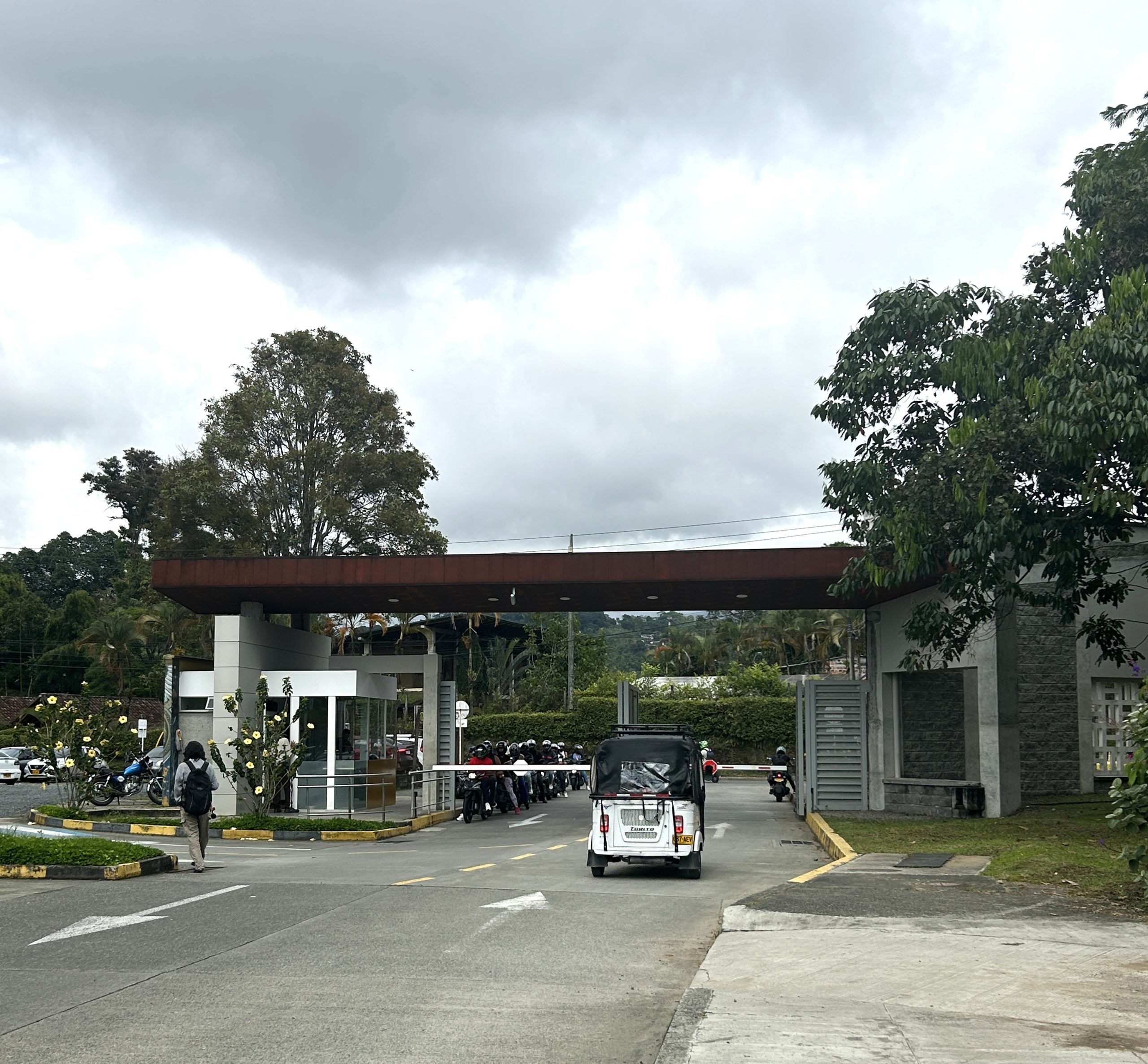 En el marco de su compromiso con la seguridad y bienestar de la comunidad universitaria, la Universidad Tecnológica de Pereira llevará a cabo una jornada de sensibilización vial en sus parqueaderos. Esta iniciativa, liderada por la División de Gestión del Talento Humano a través del Comité de Seguridad Vial, Seguridad y Salud en el Trabajo y la Brigada de Emergencia, cuenta con el apoyo de la Unión Temporal de Pedagogía Vial, vinculada a la Agencia Nacional de Seguridad Vial, y la colaboración de la ARL Positiva.