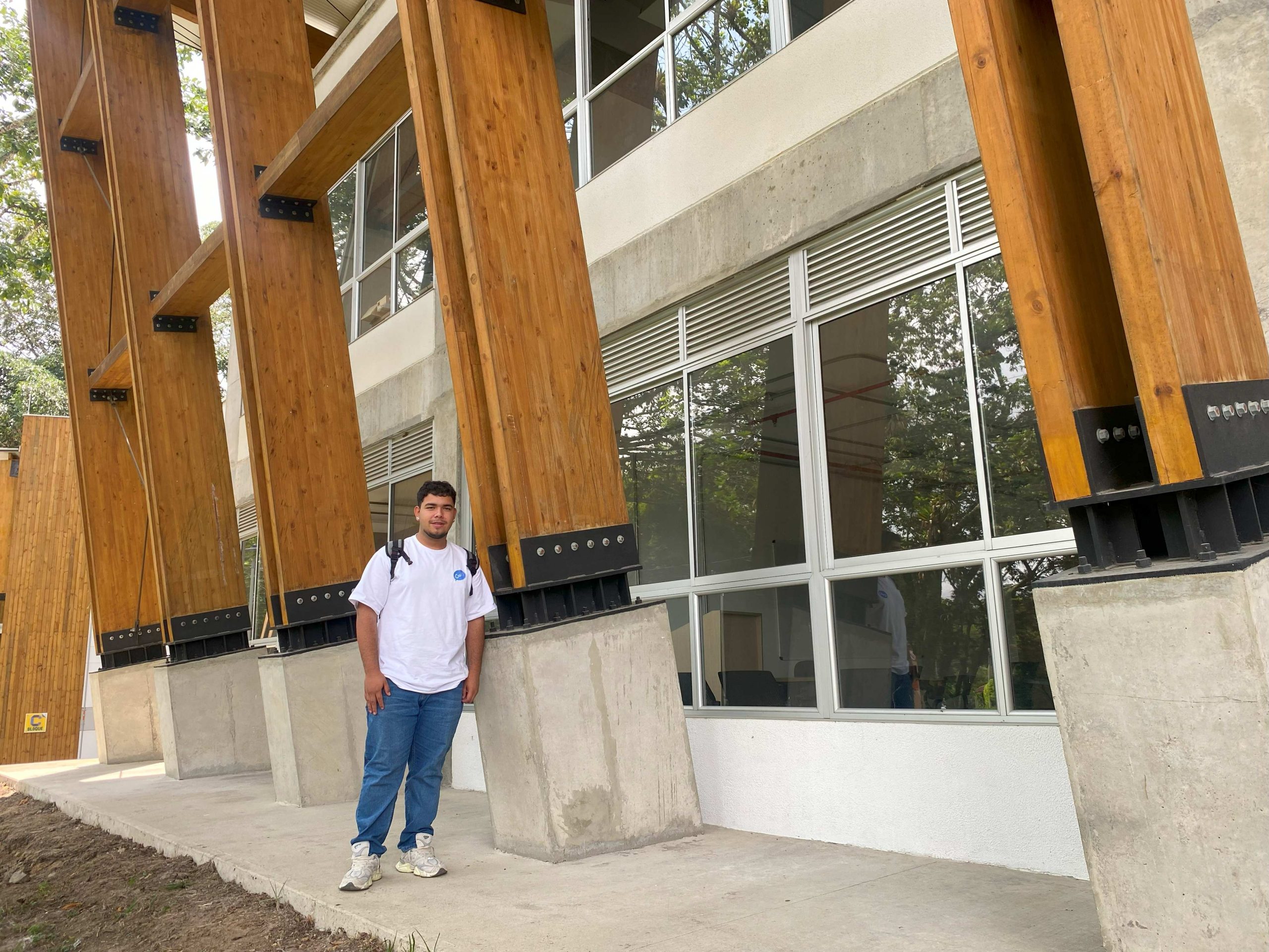 La Universidad Tecnológica de Pereira sigue transformando vidas y brindando oportunidades a jóvenes comprometidos con su futuro. Las inscripciones están abiertas hasta el 10 de junio, una ocasión perfecta para quienes buscan una carrera con impacto en el desarrollo sostenible. La Ingeniería en Procesos Sostenibles de la Madera es una alternativa académica que integra tecnología, ciencia y gestión responsable de los recursos naturales. 