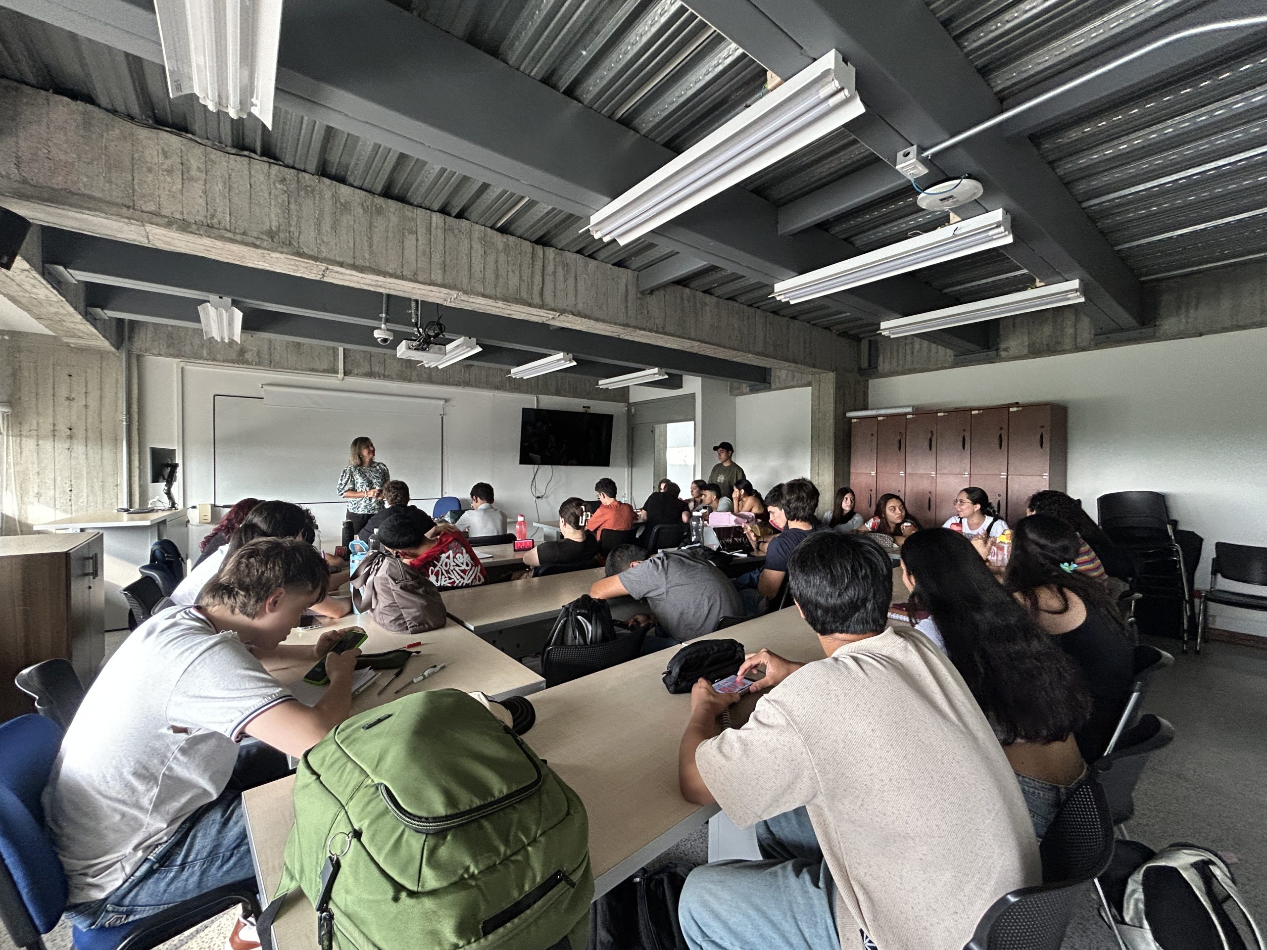 La Universidad Tecnológica de Pereira, a través del Instituto de Lenguas Extranjeras (ILEX), abre la convocatoria para el Curso Intensivo Abierto – Extensión Ciclo C, una oportunidad académica dirigida a quienes desean iniciar o fortalecer su formación en el idioma inglés.