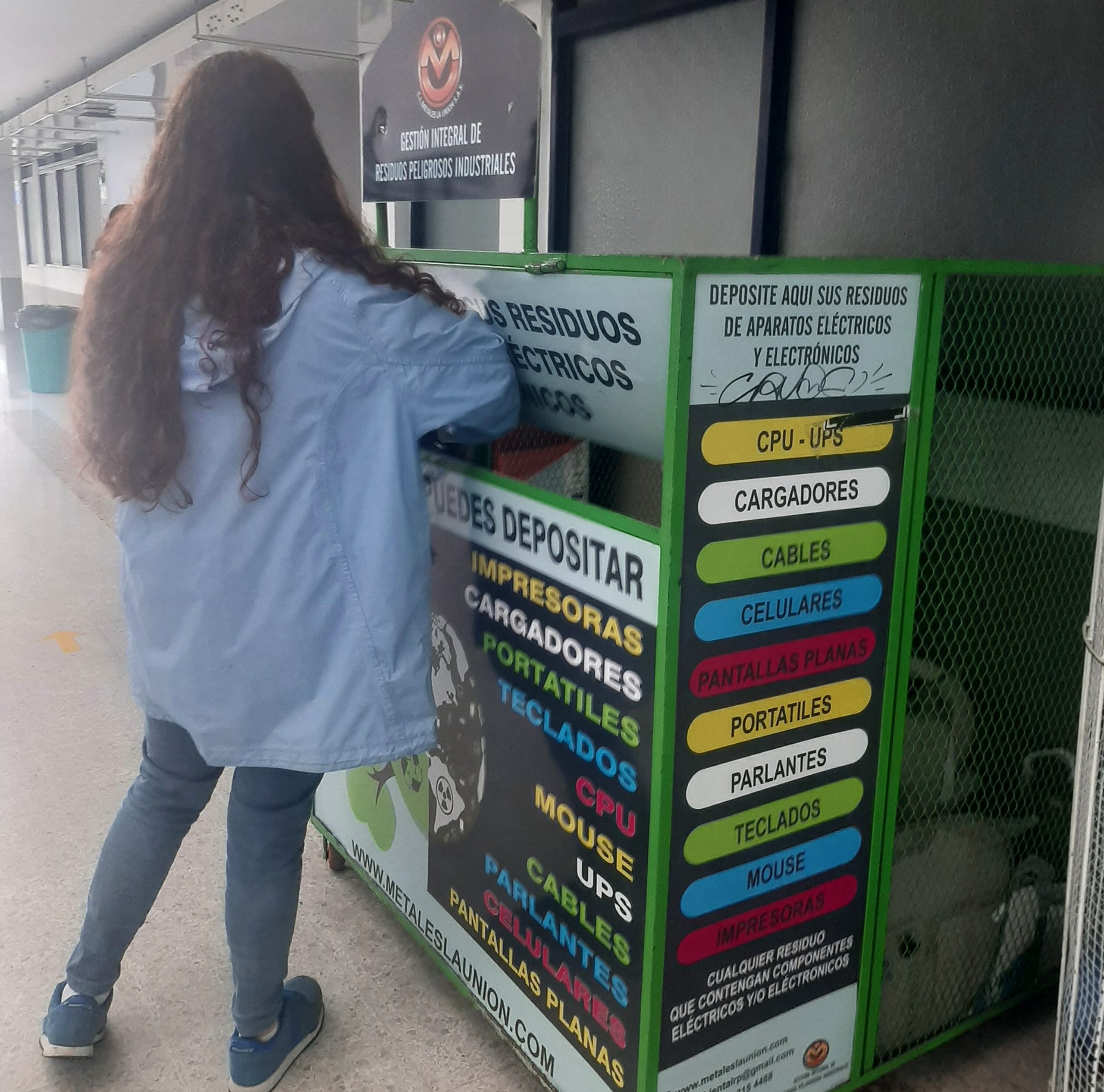 El Centro de Gestión Ambiental (CGA) de la Universidad Tecnológica de Pereira ha desarrollado una estrategia integral de educación y acción ambiental orientada al manejo adecuado de los residuos posconsumo. Gracias a este trabajo continuo, la comunidad universitaria y ciudadana cuenta hoy con módulos de recolección seguros y regulados, ubicados en puntos clave del campus, que permiten dar un manejo responsable a este tipo de residuos especiales.