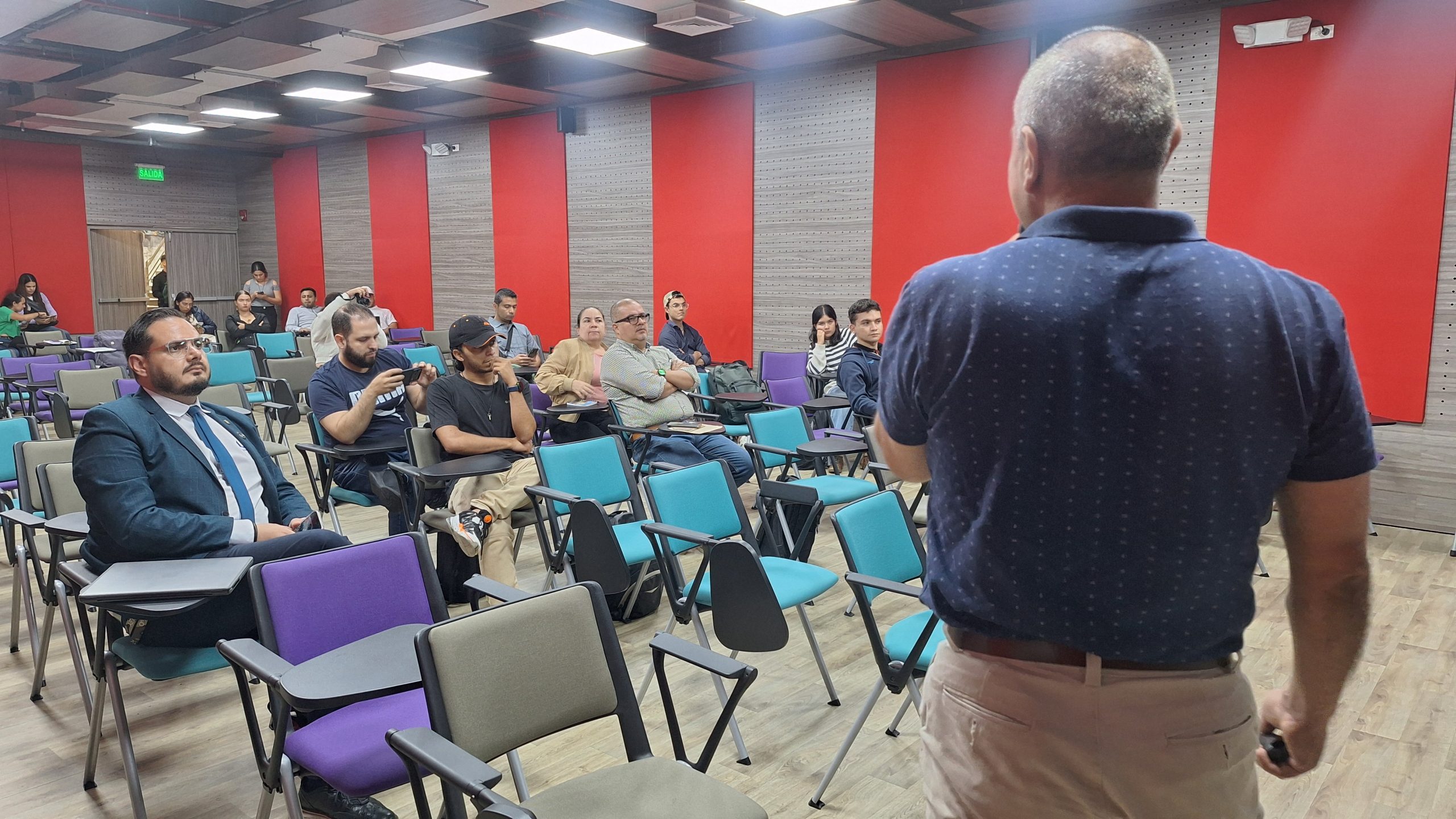 En el marco de la Semana Institucional de la Innovación, Emprendimiento y Propiedad Intelectual, el Semillero de Investigación en Robótica Aplicada de la Universidad Tecnológica de Pereira se destacó con una muestra tecnológica de alto nivel, presentando uno de los proyectos más innovadores de la jornada: un pez robótico bioinspirado, desarrollado con principios de robótica blanda.