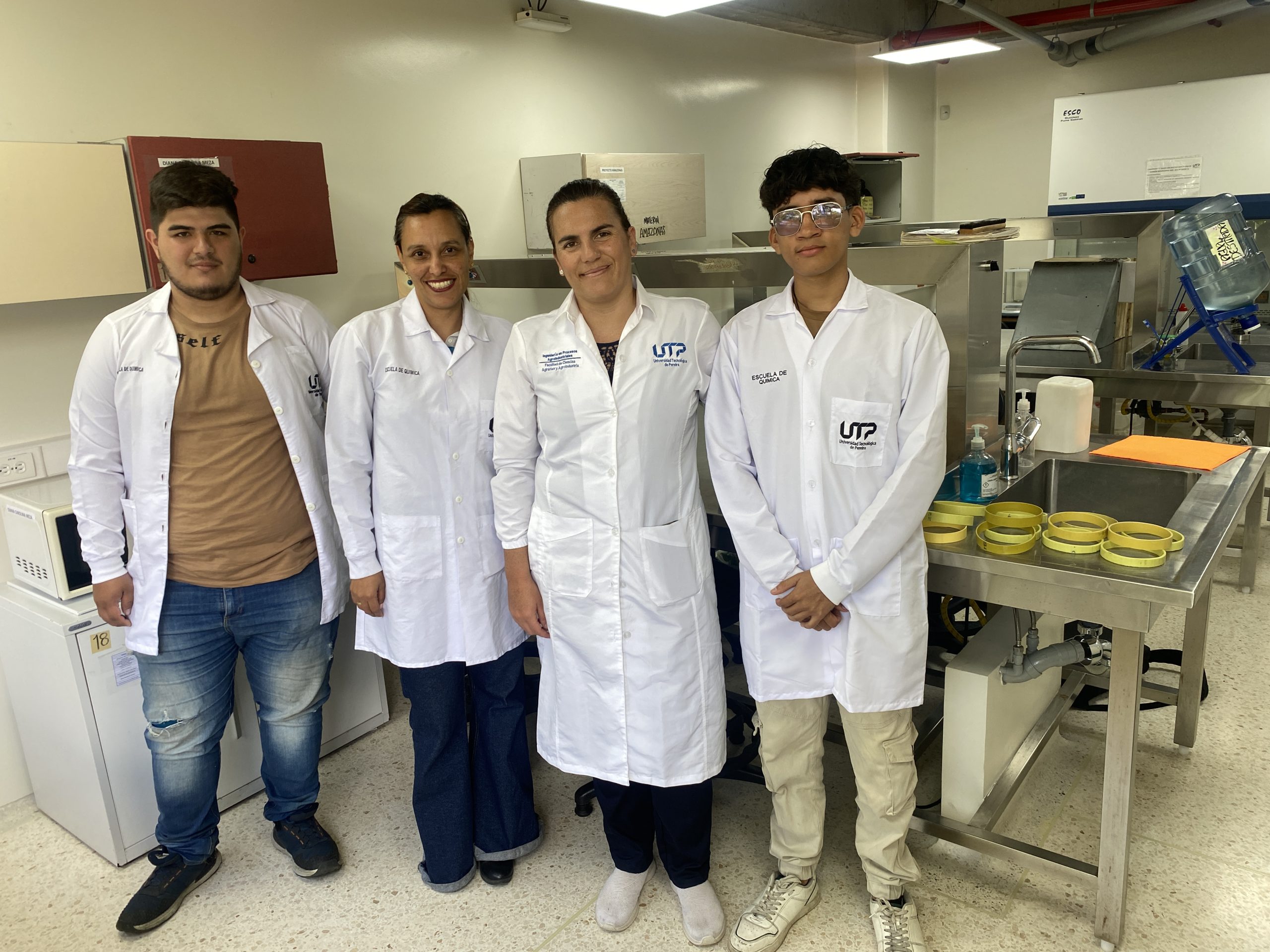 En la Universidad Tecnológica de Pereira (UTP), la investigación y el compromiso con la sostenibilidad se fortalecen con la creación de Biocirlab, el Semillero de Investigación y Laboratorio de Biorrefinerías, una iniciativa académica que promueve el aprovechamiento de residuos agroindustriales mediante procesos innovadores de transformación y valorización, enmarcados en los principios de la economía circular.