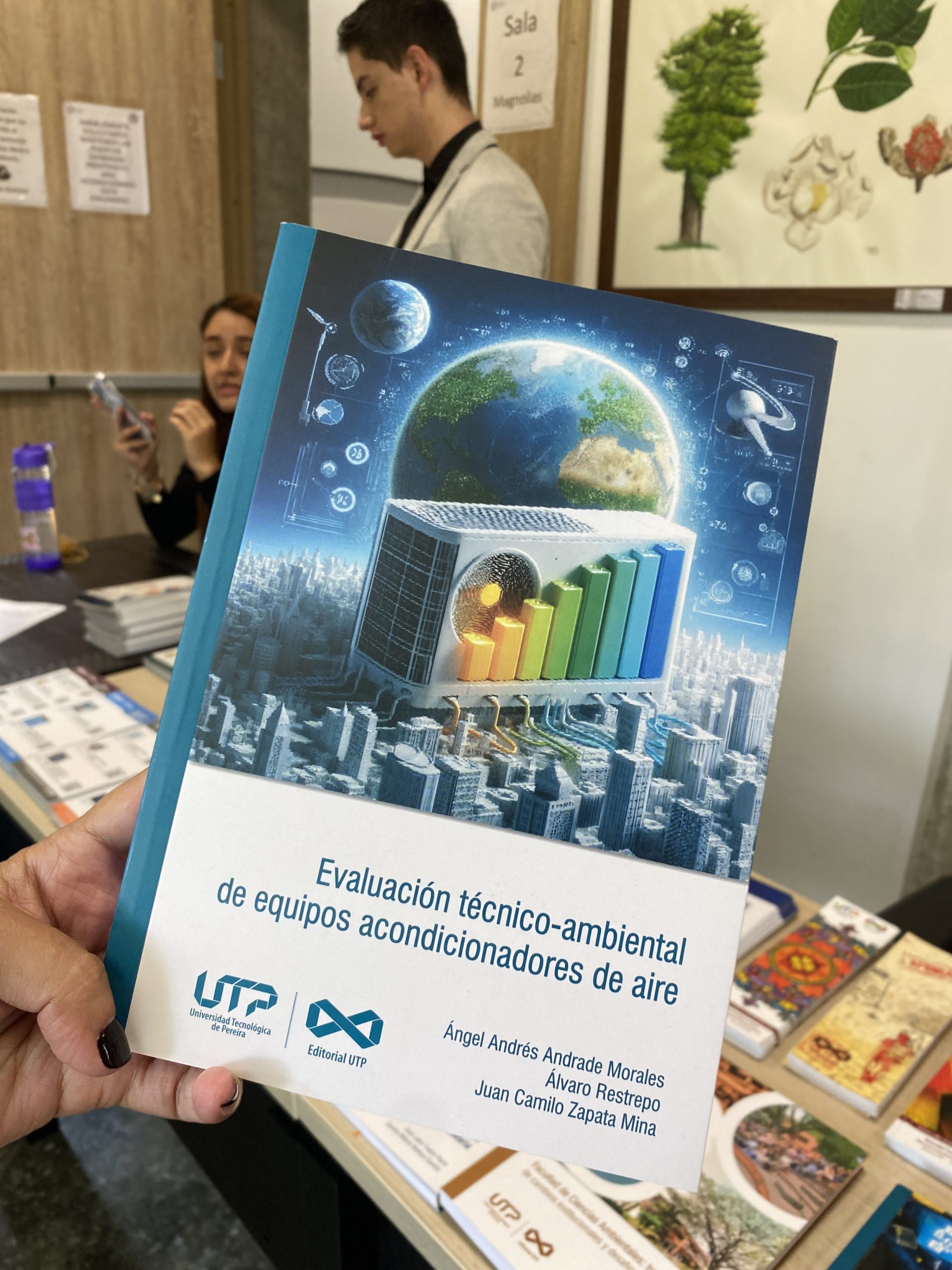 La Universidad Tecnológica de Pereira (UTP) fortalece su presencia en los principales escenarios de divulgación científica del país con su participación en la Feria Internacional del Libro de Bogotá (FILBo 2025). En esta edición, la Facultad de Mecánica Aplicada presentará dos nuevas publicaciones que evidencian la importancia de la investigación en ingeniería aplicada al desarrollo sostenible, así como su proyección en el ámbito social y tecnológico.