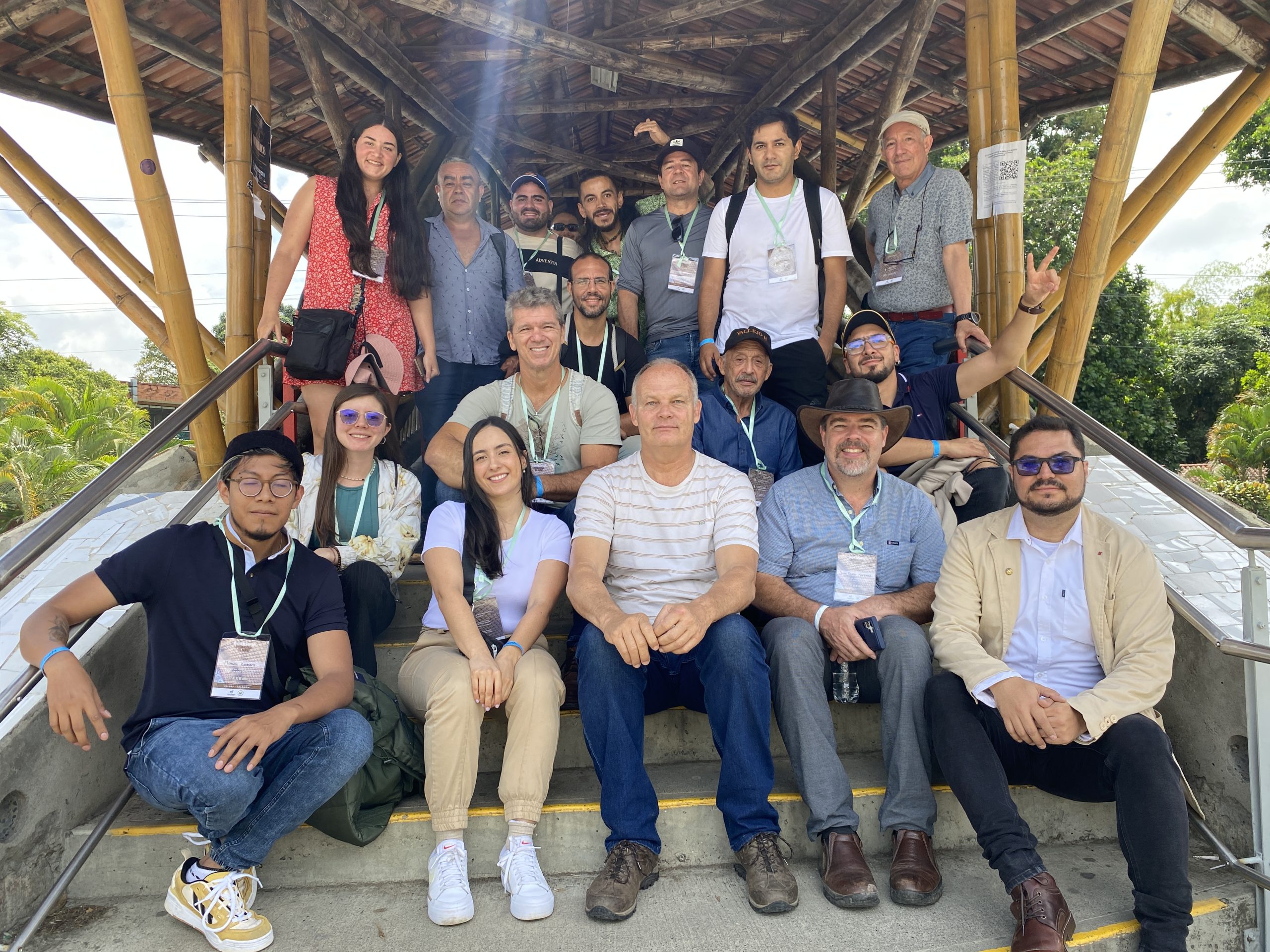 La Universidad Tecnológica de Pereira (UTP) continúa consolidándose como un referente en el estudio y desarrollo del bambú y la guadua. Recientemente, la Facultad de Ciencias Agrarias y Agroindustria recibió la visita de un grupo de profesionales y estudiantes internacionales provenientes de Colombia, Brasil, Perú y Guatemala, interesados en conocer la infraestructura y los avances de la universidad en el uso sostenible de estos materiales.